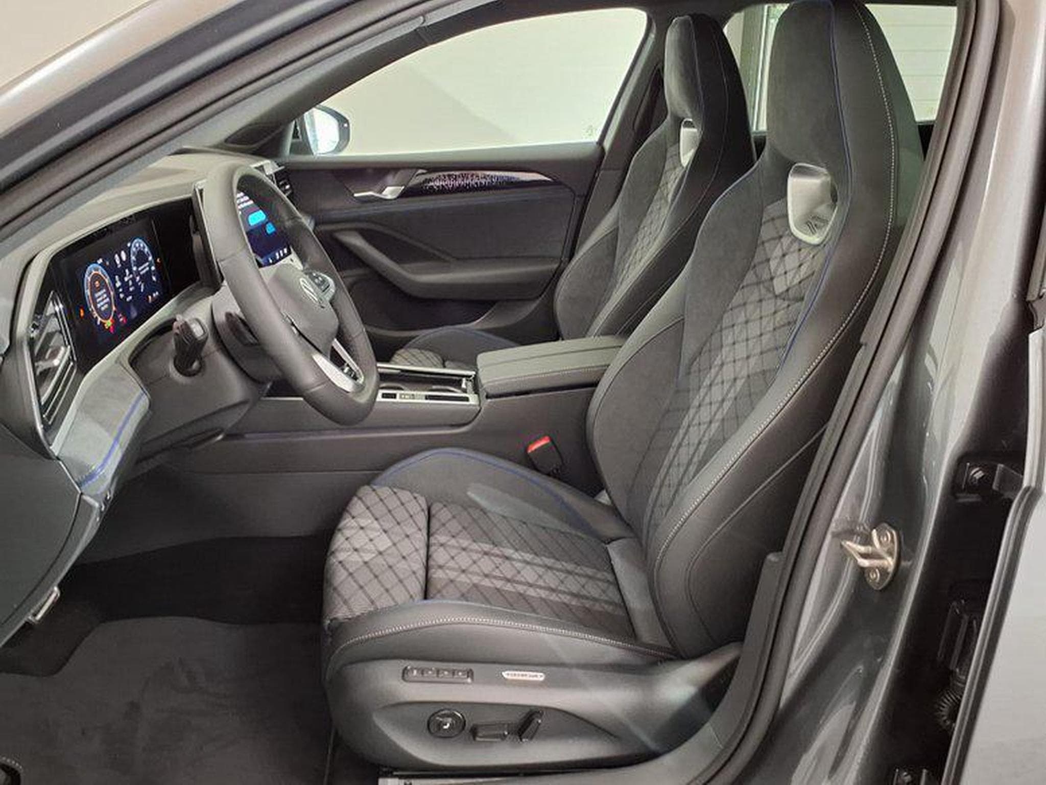 VW Passat Variant R-Line 2.0 TSI 7-Gang-DSG 4x4 (2025) - Foto 9