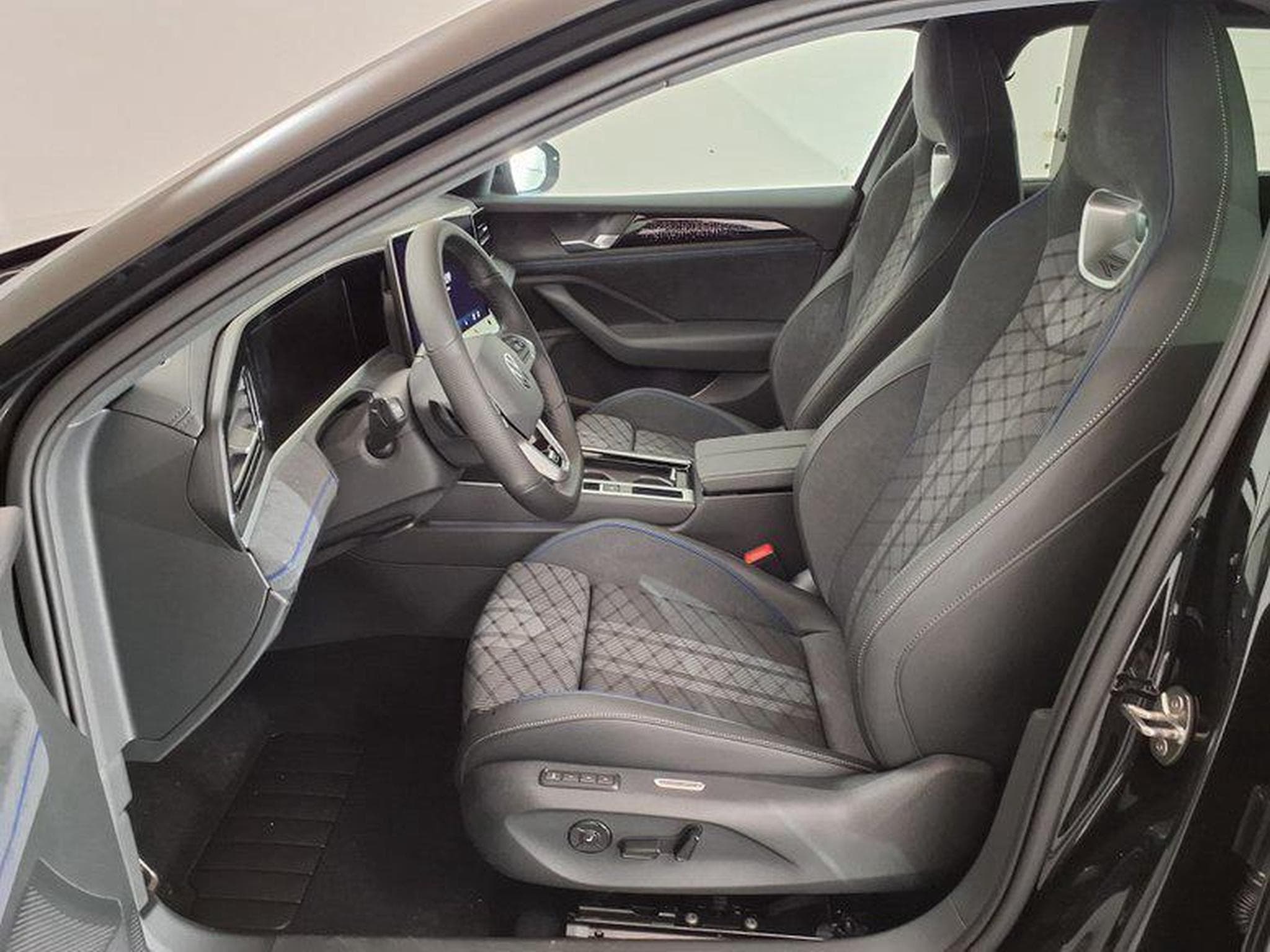 VW Passat Variant R-Line 2.0 TSI 7-Gang-DSG 4x4 (2025) - Foto 9