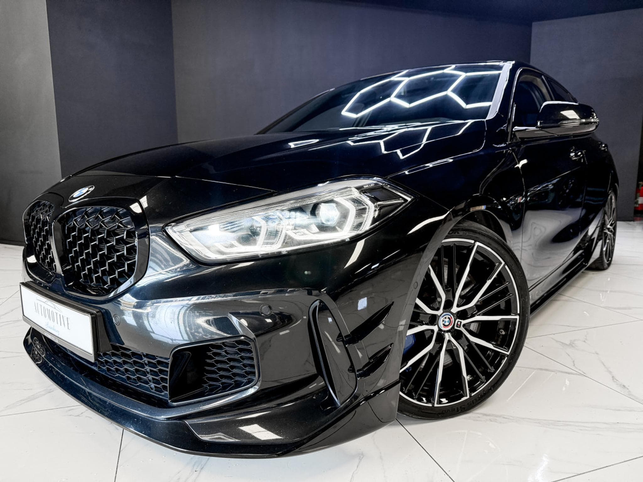 BMW M135 i xDrive AERO / SPORT SEATS / M PERFORMANCE (2022) - Foto 10