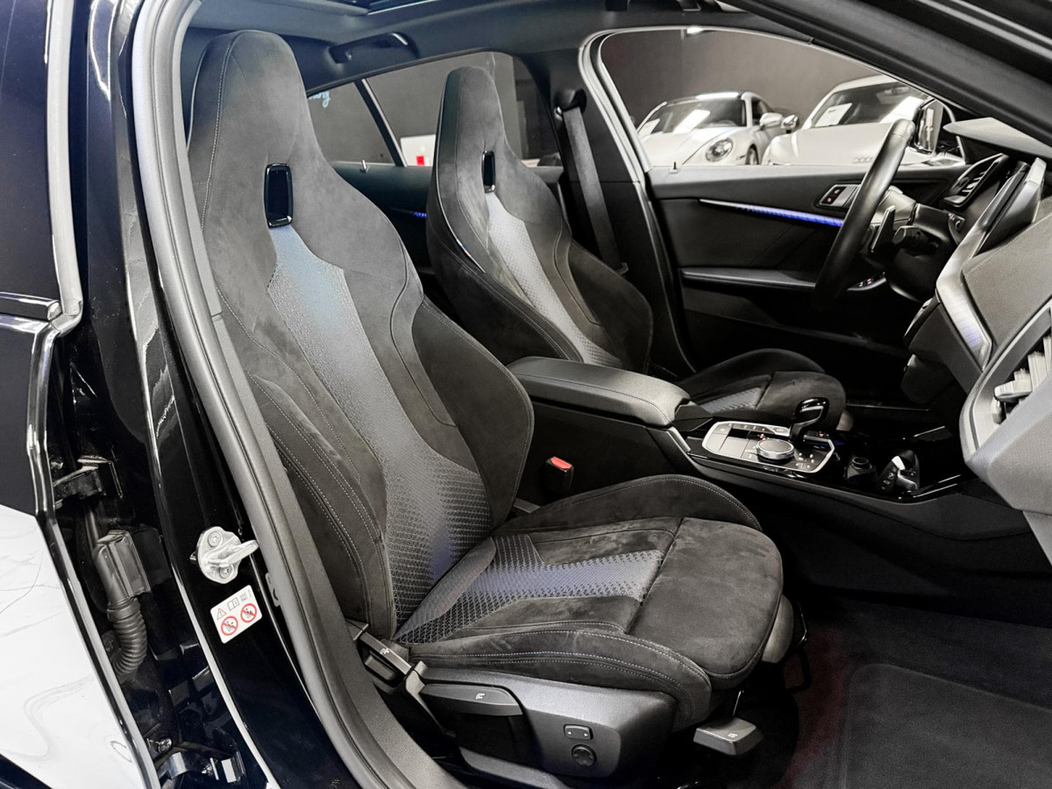 BMW M135 i xDrive AERO / SPORT SEATS / M PERFORMANCE (2022) - Foto 11