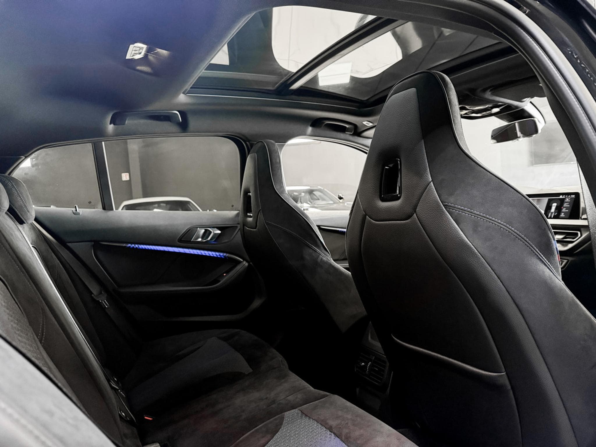 BMW M135 i xDrive AERO / SPORT SEATS / M PERFORMANCE (2022) - Foto 12