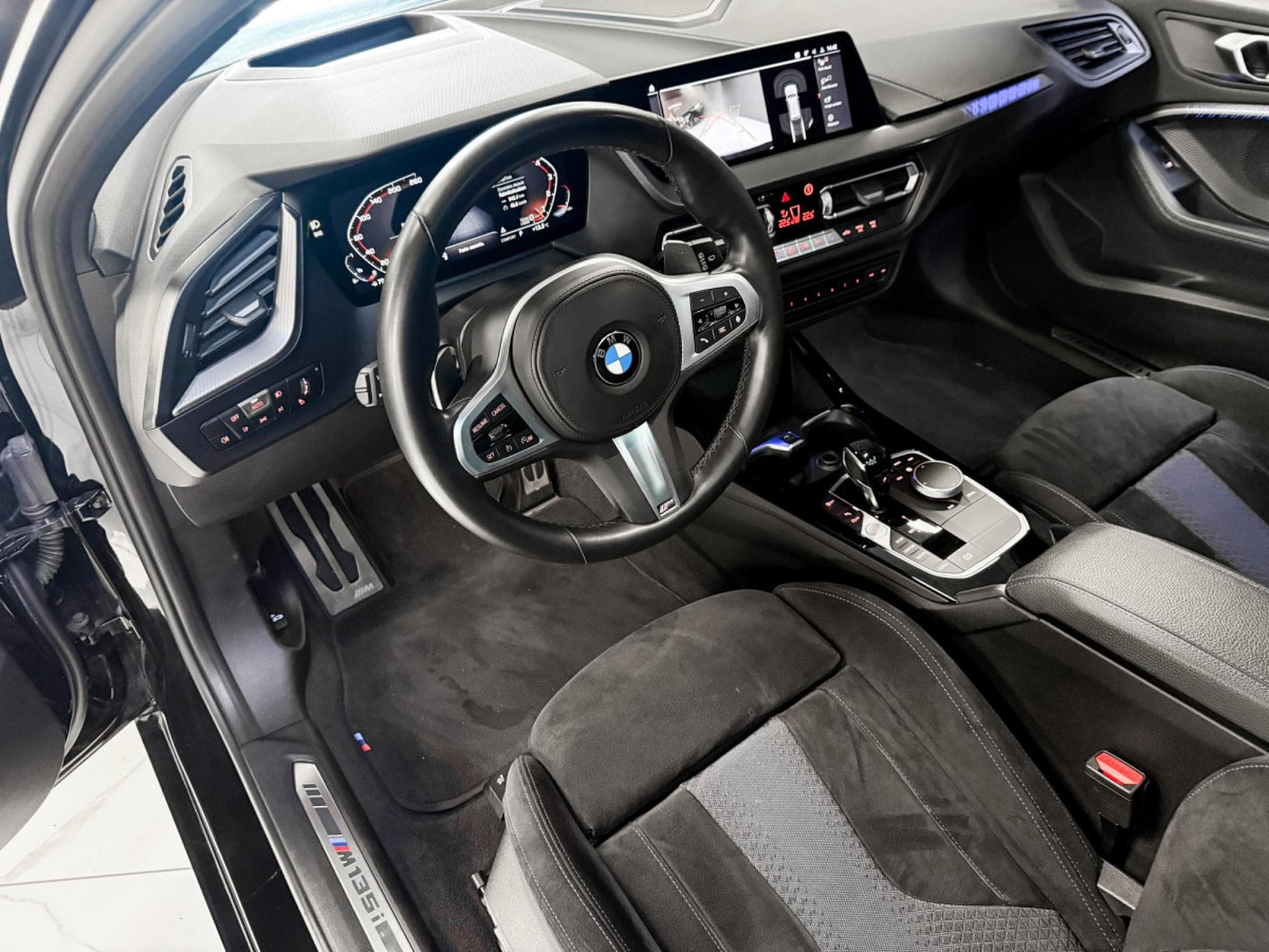 BMW M135 i xDrive AERO / SPORT SEATS / M PERFORMANCE (2022) - Foto 13