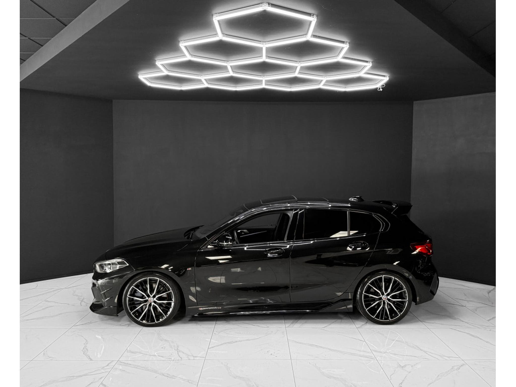 BMW M135 i xDrive AERO / SPORT SEATS / M PERFORMANCE (2022) - Foto 2