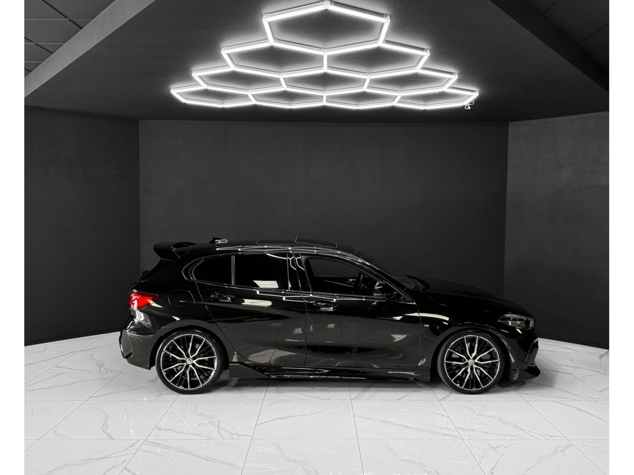 BMW M135 i xDrive AERO / SPORT SEATS / M PERFORMANCE (2022) - Foto 6