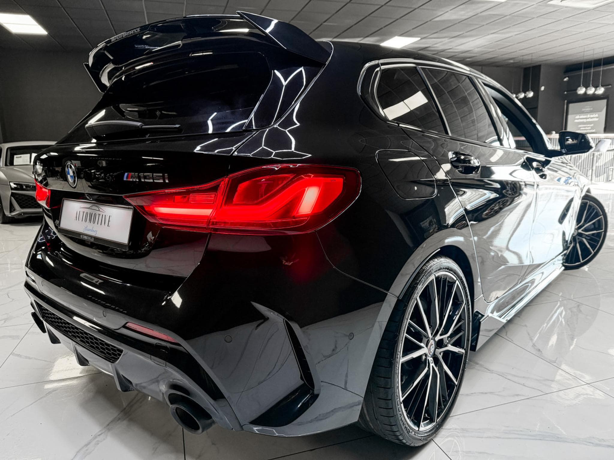 BMW M135 i xDrive AERO / SPORT SEATS / M PERFORMANCE (2022) - Foto 9