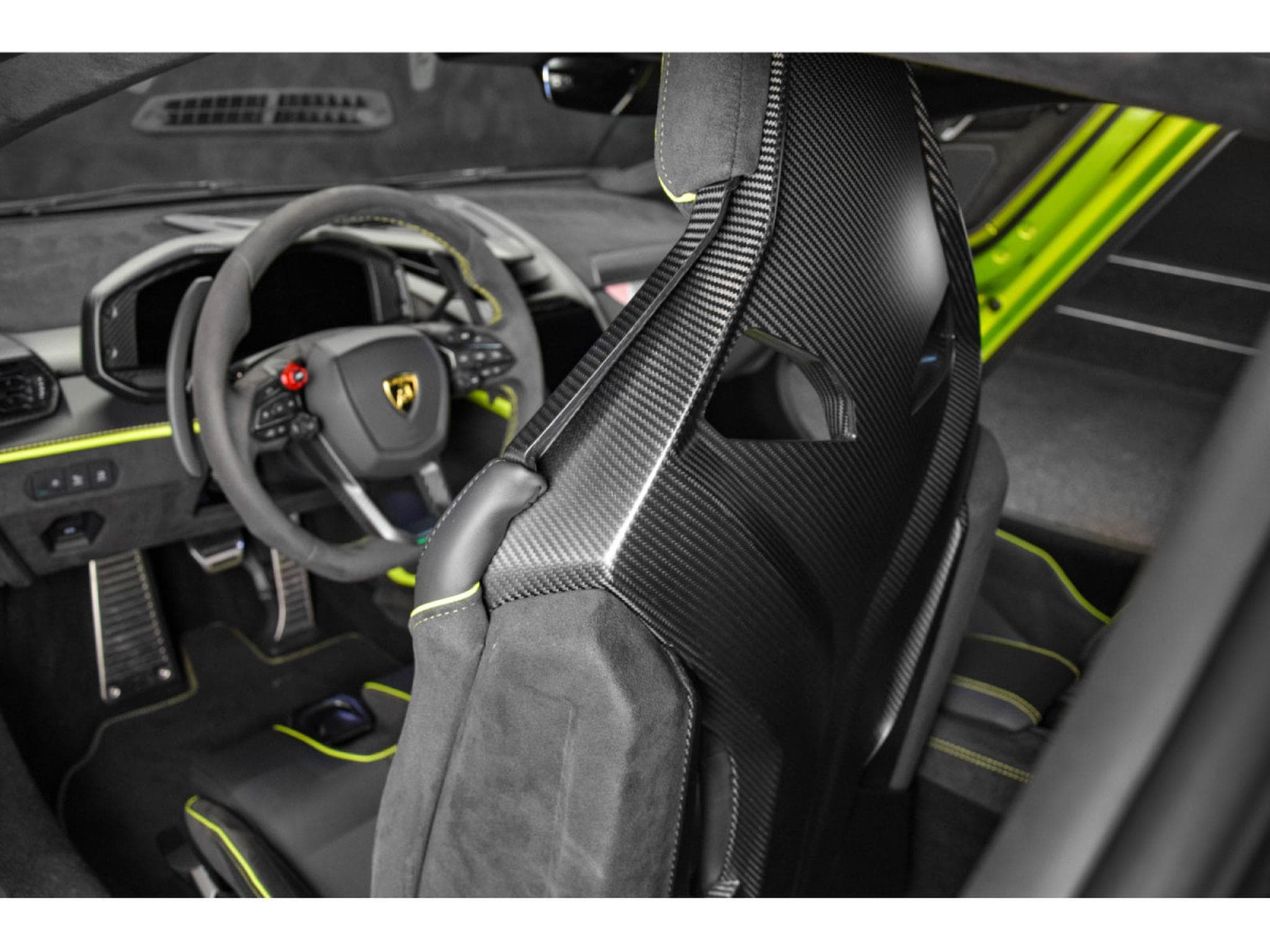 Lamborghini Revuelto AD PERSONAM - VERDE CITREA / ROSSO MARS (2025) - Photo 11
