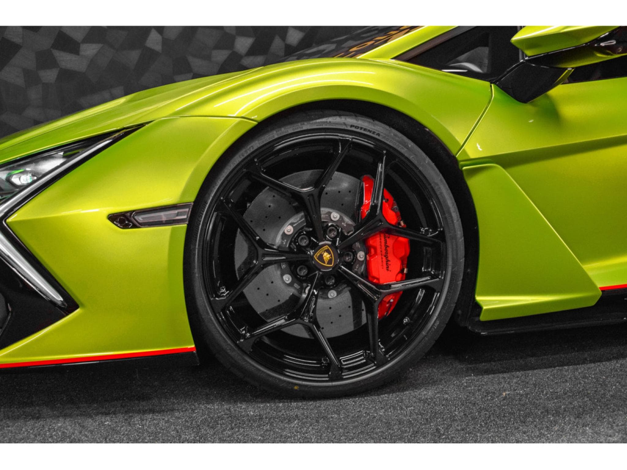 Lamborghini Revuelto AD PERSONAM - VERDE CITREA / ROSSO MARS (2025) - Photo 16