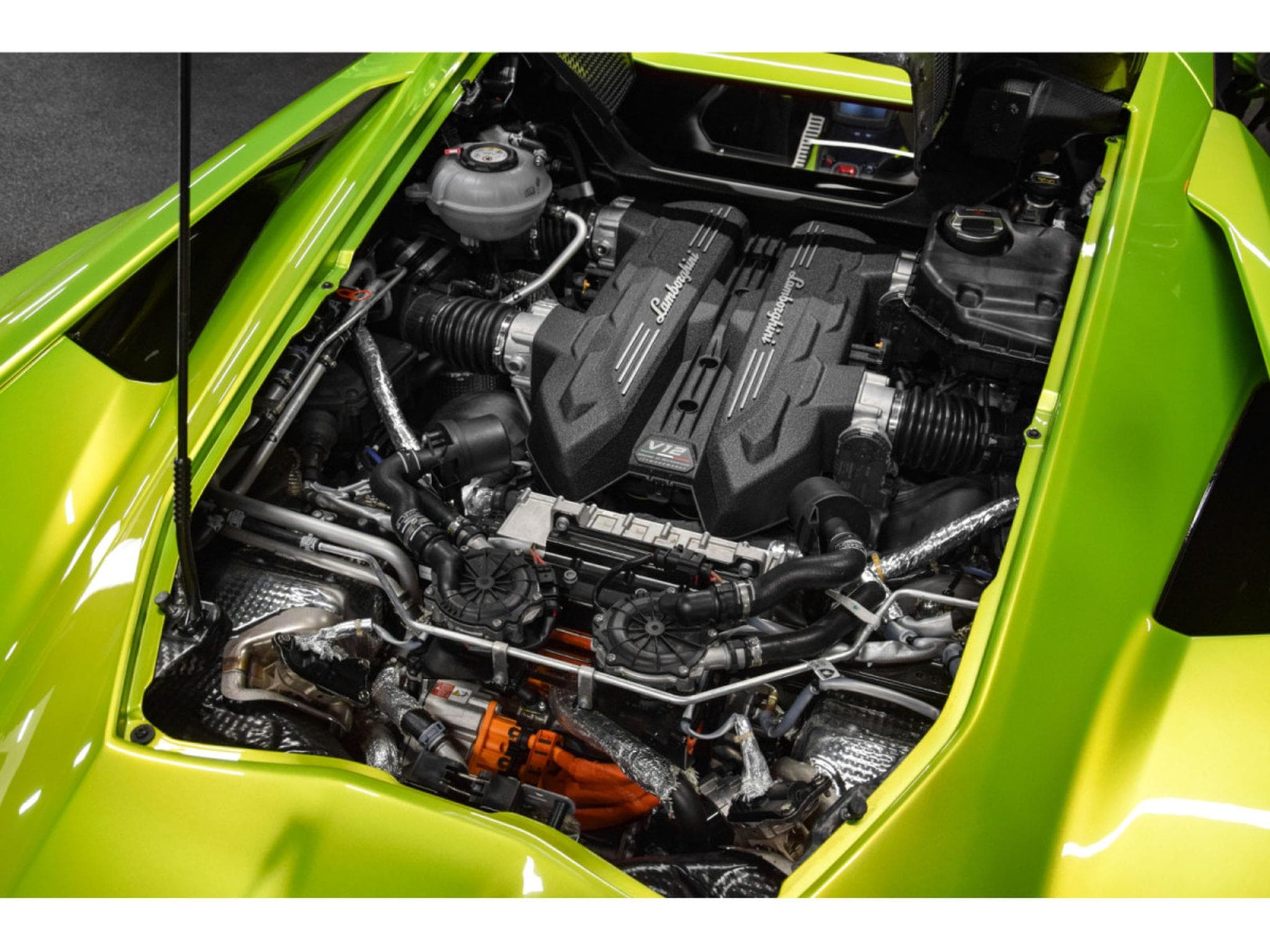 Lamborghini Revuelto AD PERSONAM - VERDE CITREA / ROSSO MARS (2025) - Photo 17