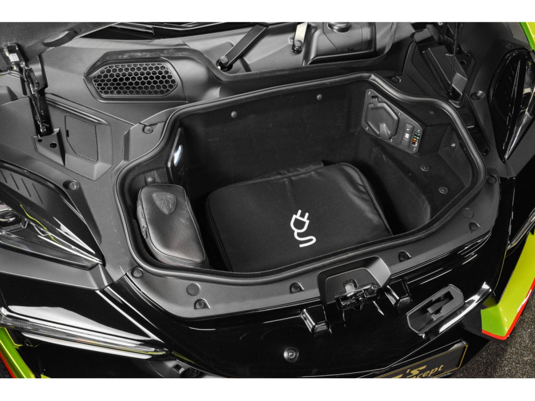 Lamborghini Revuelto AD PERSONAM - VERDE CITREA / ROSSO MARS (2025) - Photo 19