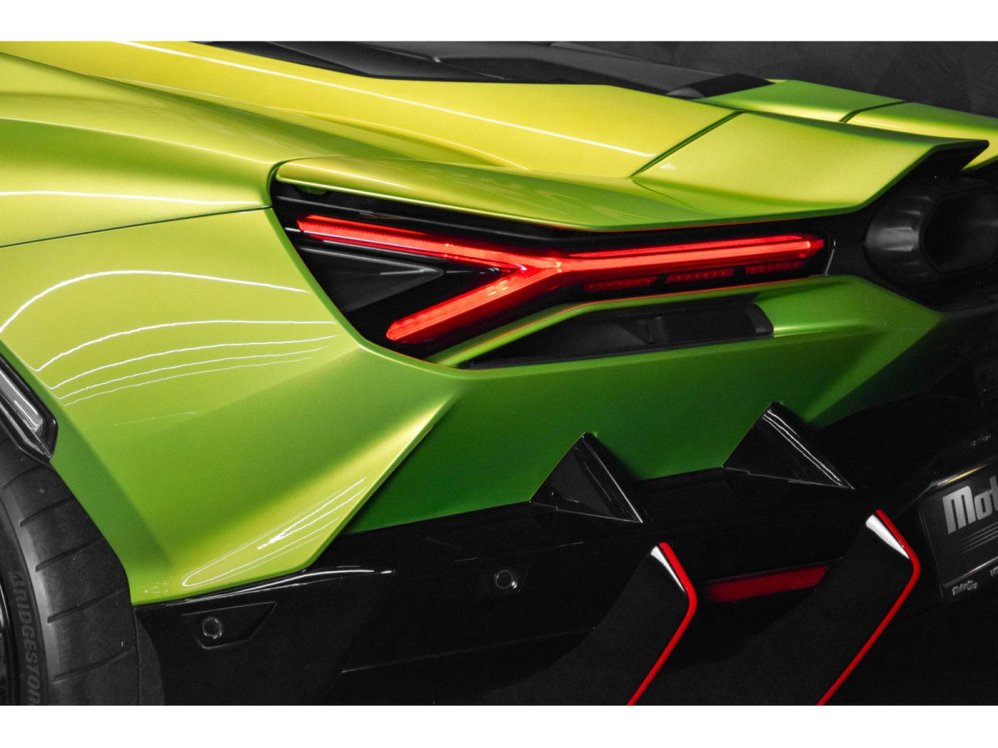 Lamborghini Revuelto AD PERSONAM - VERDE CITREA / ROSSO MARS (2025) - Photo 23