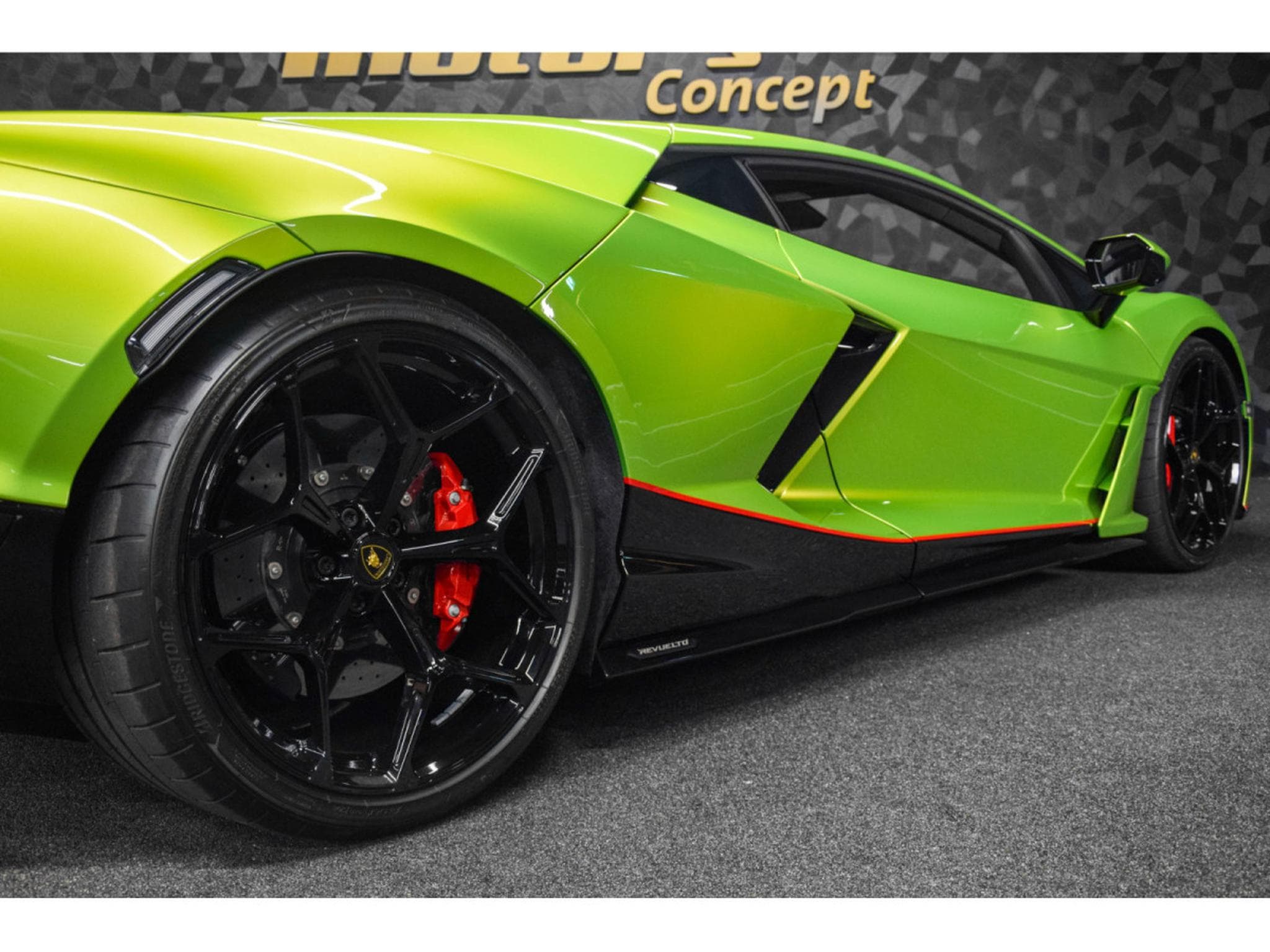 Lamborghini Revuelto AD PERSONAM - VERDE CITREA / ROSSO MARS (2025) - Photo 27