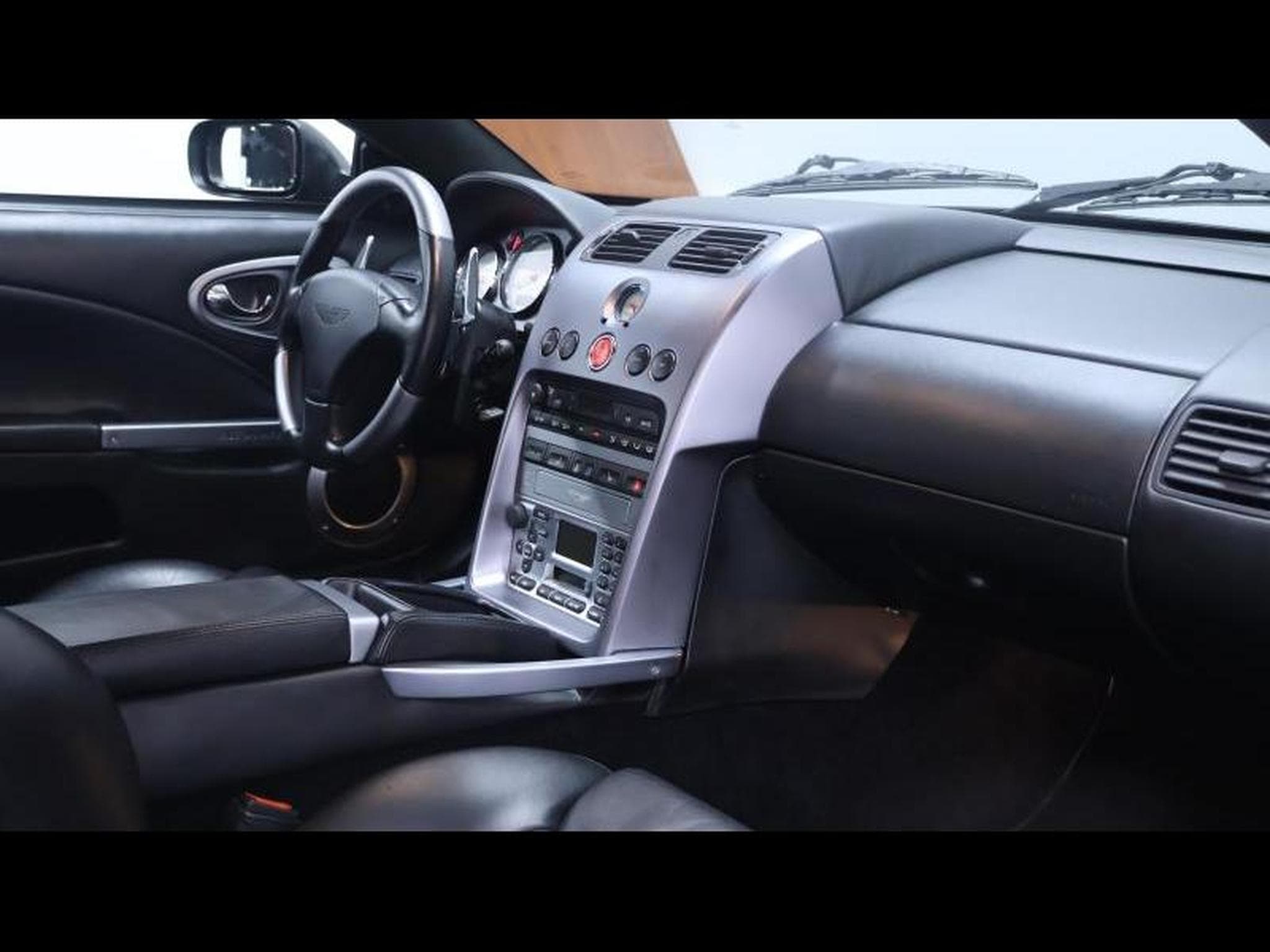 Aston-Martin V12 5.9 V12 469Ch (2004) - Photo 16