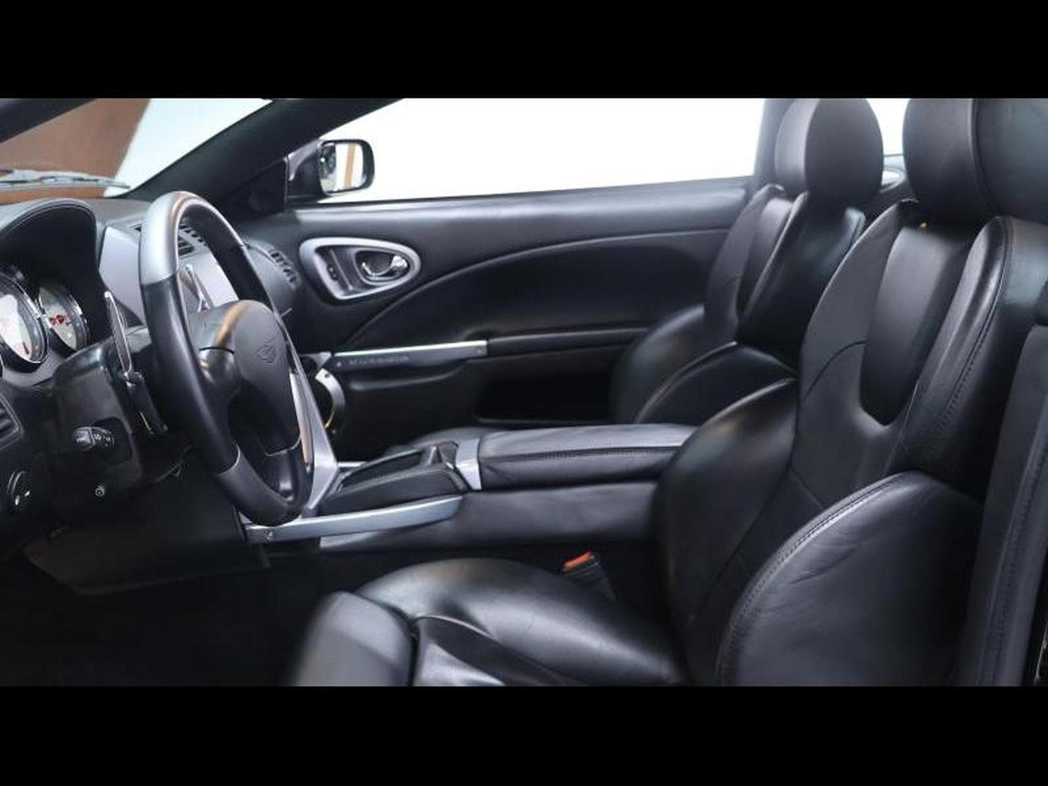 Aston-Martin V12 5.9 V12 469Ch (2004) - Photo 17