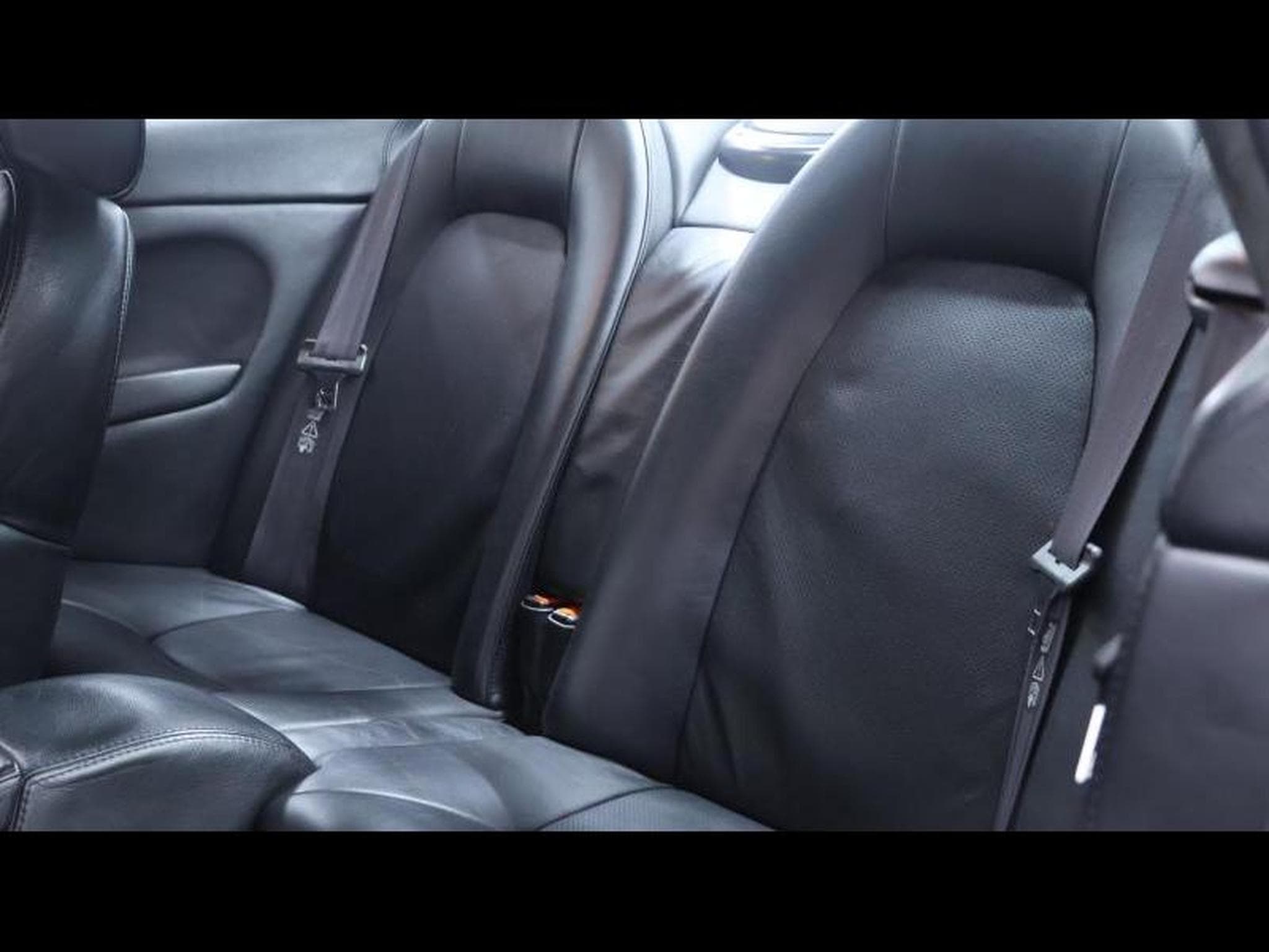 Aston-Martin V12 5.9 V12 469Ch (2004) - Photo 19