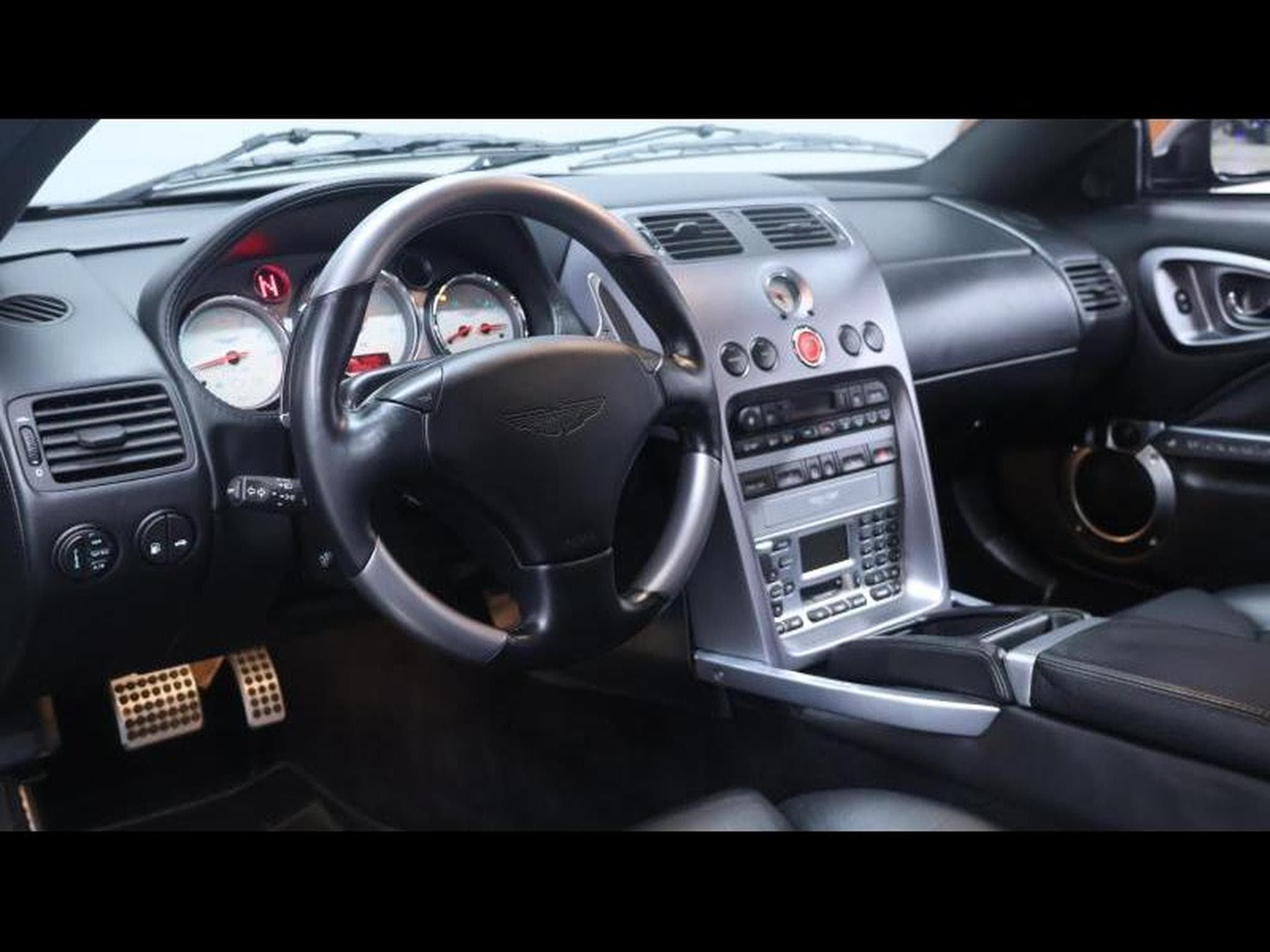 Aston-Martin V12 5.9 V12 469Ch (2004) - Photo 20