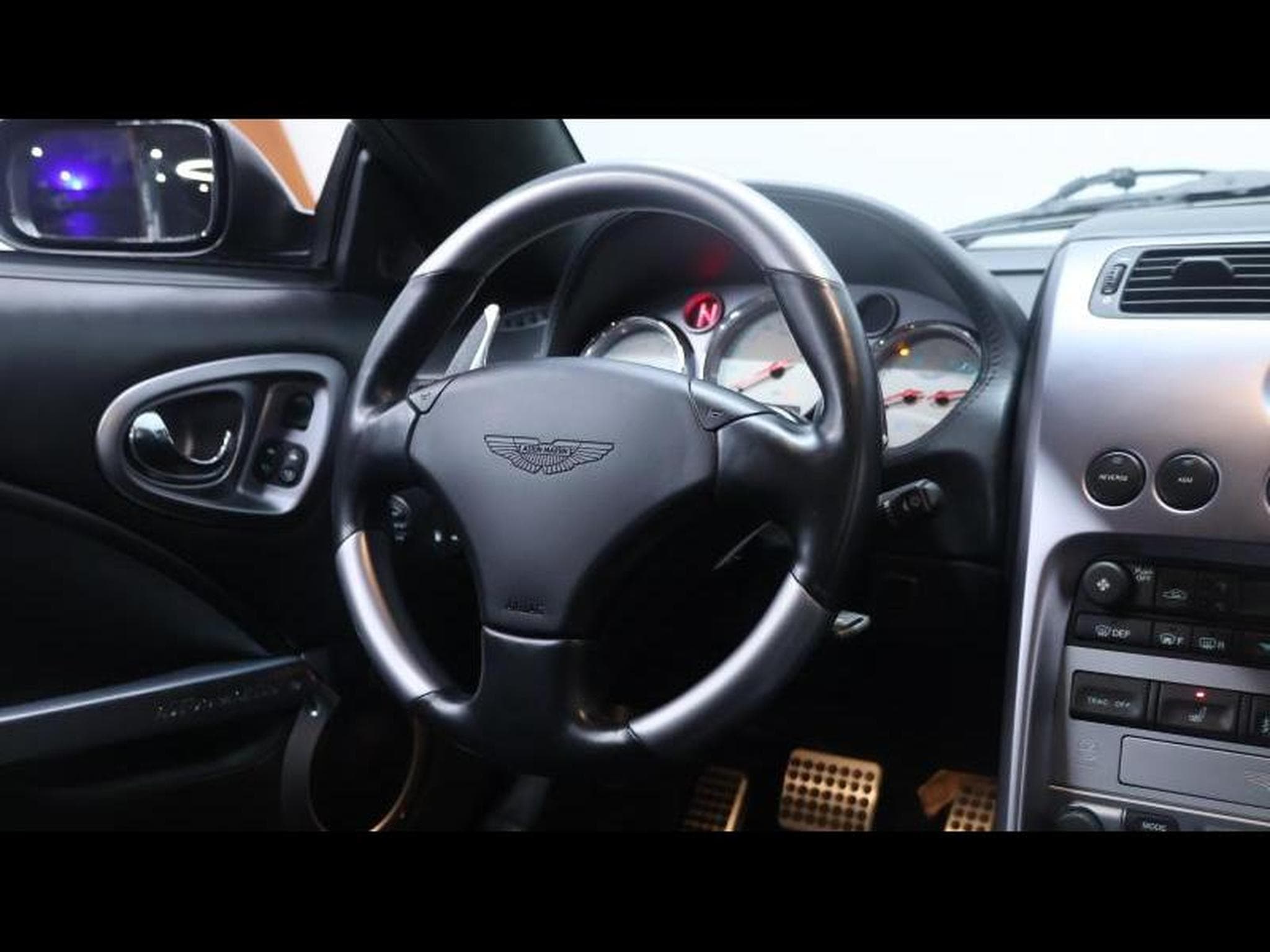 Aston-Martin V12 5.9 V12 469Ch (2004) - Photo 21