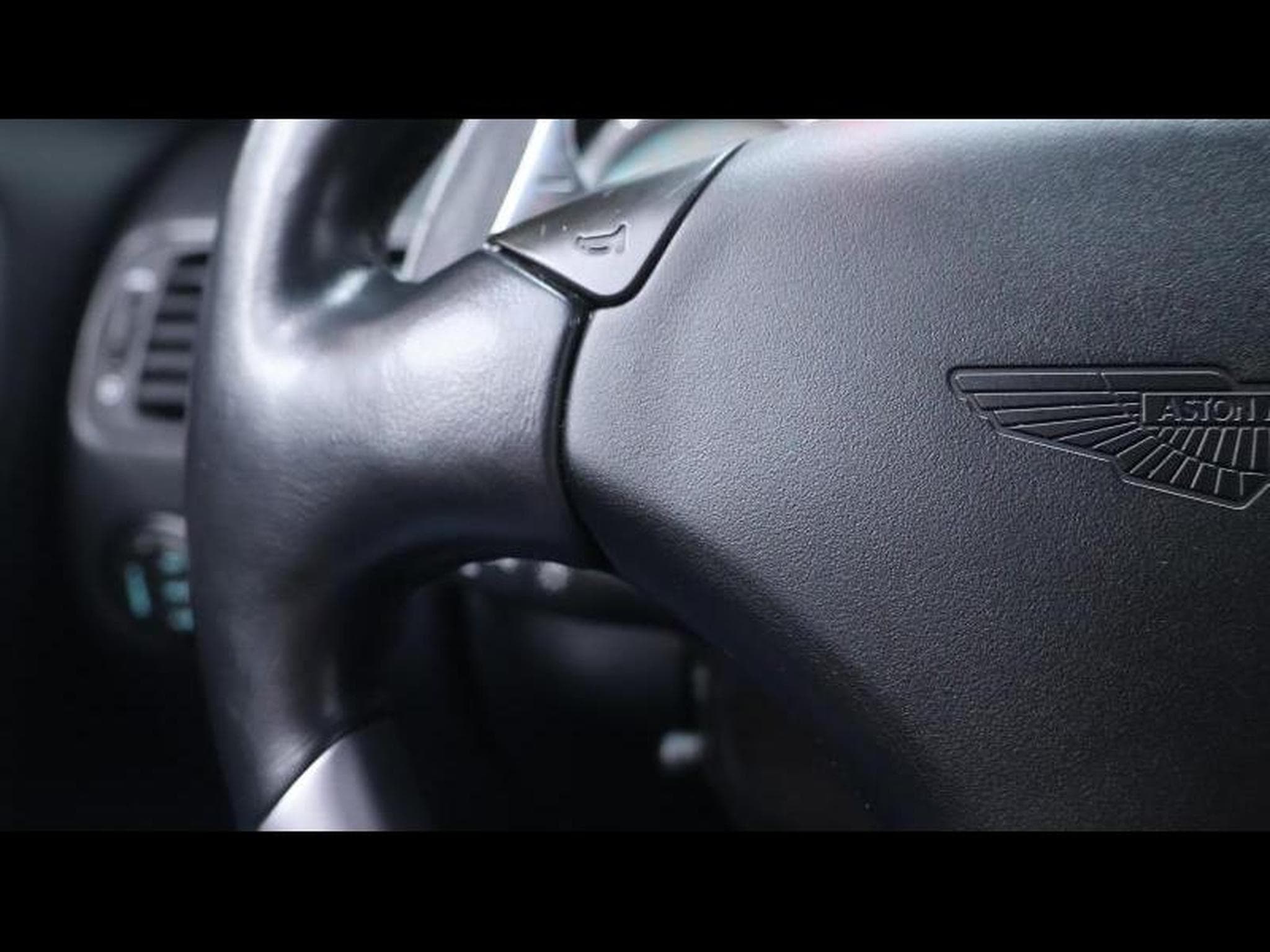 Aston-Martin V12 5.9 V12 469Ch (2004) - Photo 22