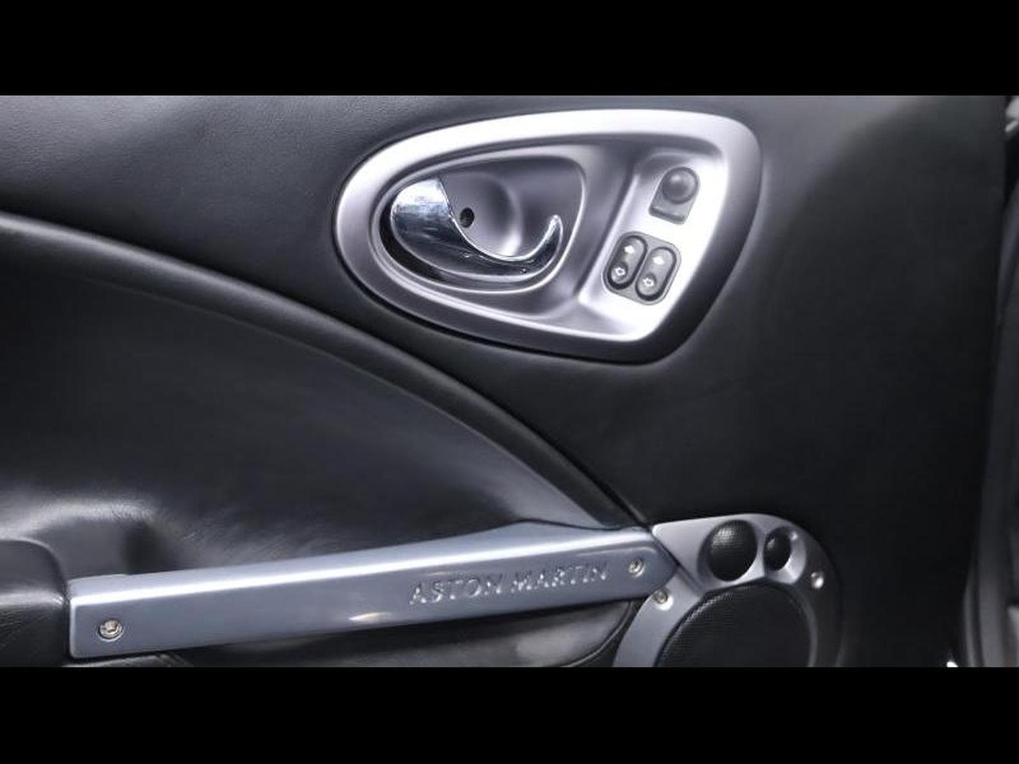 Aston-Martin V12 5.9 V12 469Ch (2004) - Photo 25