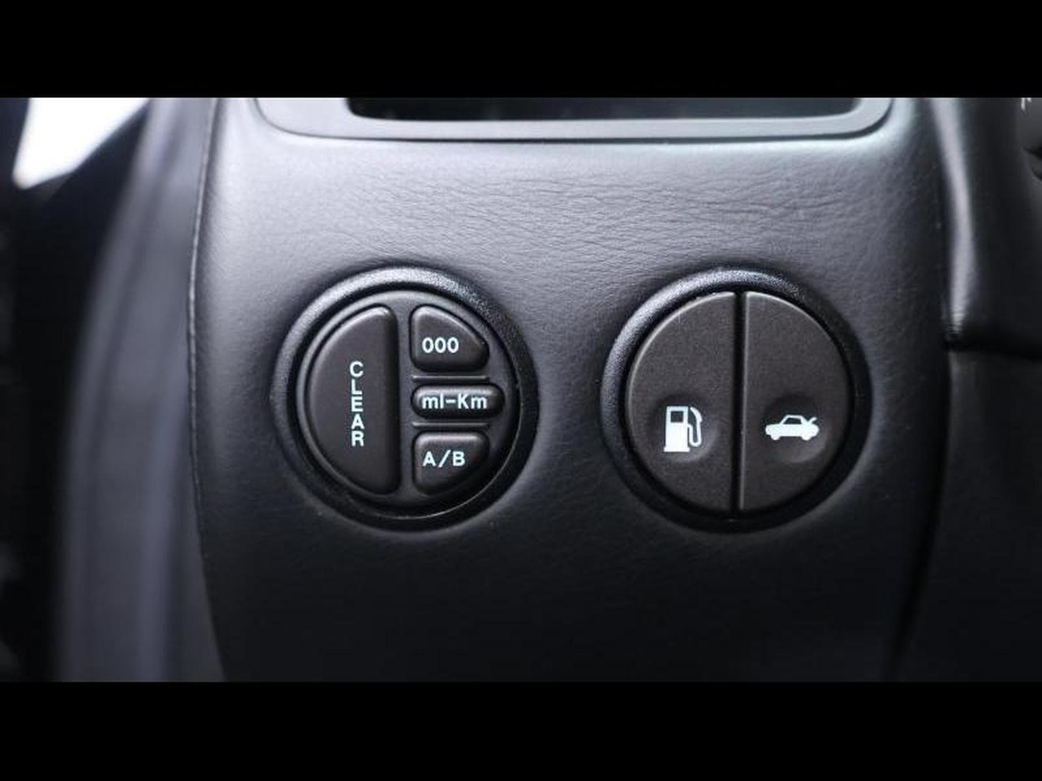 Aston-Martin V12 5.9 V12 469Ch (2004) - Photo 26