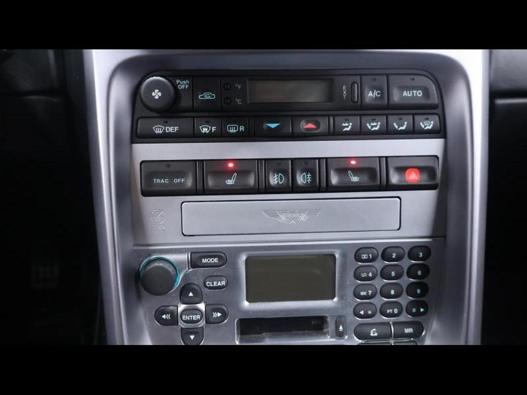 Aston-Martin V12 5.9 V12 469Ch (2004) - Photo 27