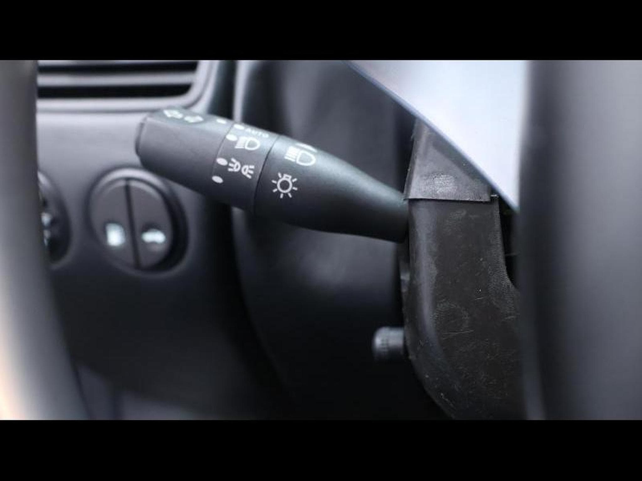 Aston-Martin V12 5.9 V12 469Ch (2004) - Photo 28