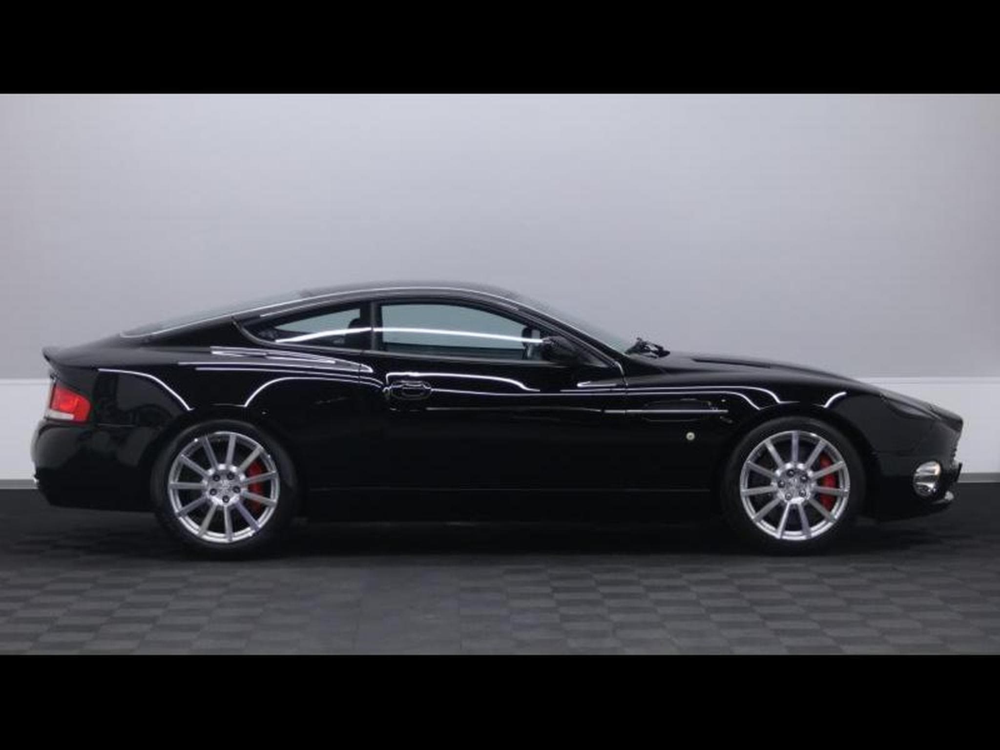 Aston-Martin V12 5.9 V12 469Ch (2004) - Photo 3