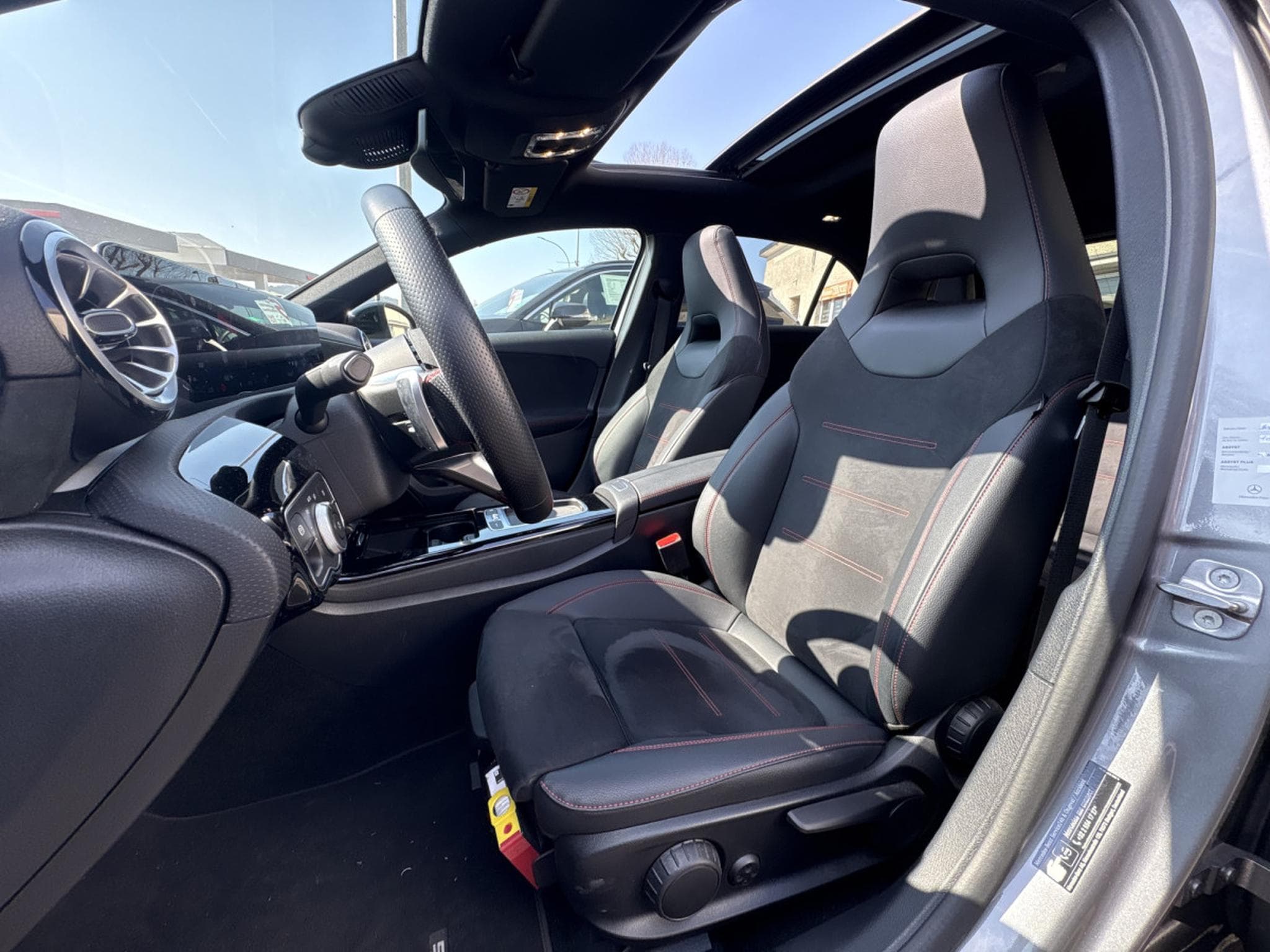 Mercedes A 180 AMG LINE * CAMERA 360 * PANORAMA * 7G-DCT (2024) - Foto 4