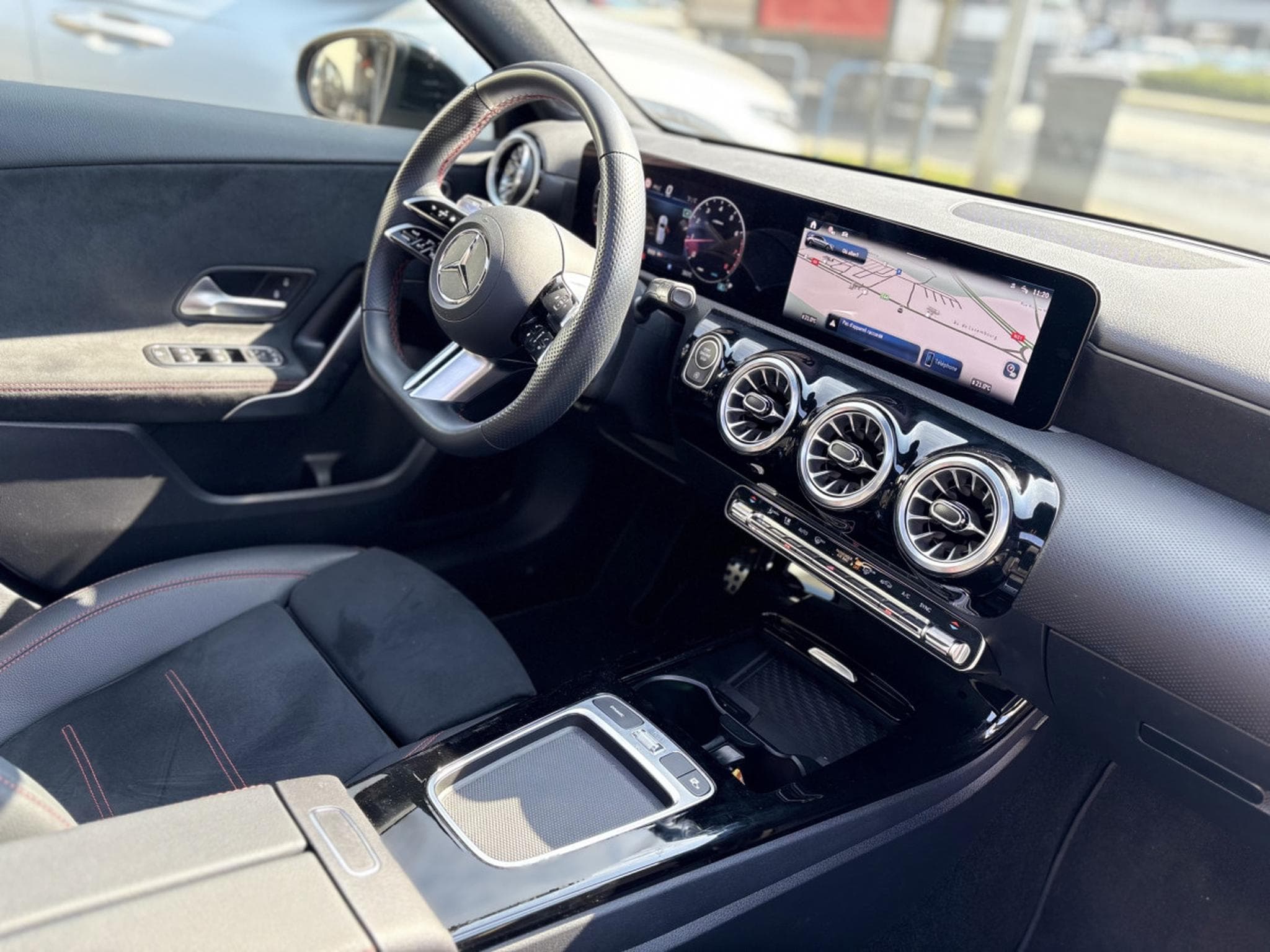 Mercedes A 180 AMG LINE * CAMERA 360 * PANORAMA * 7G-DCT (2024) - Foto 6