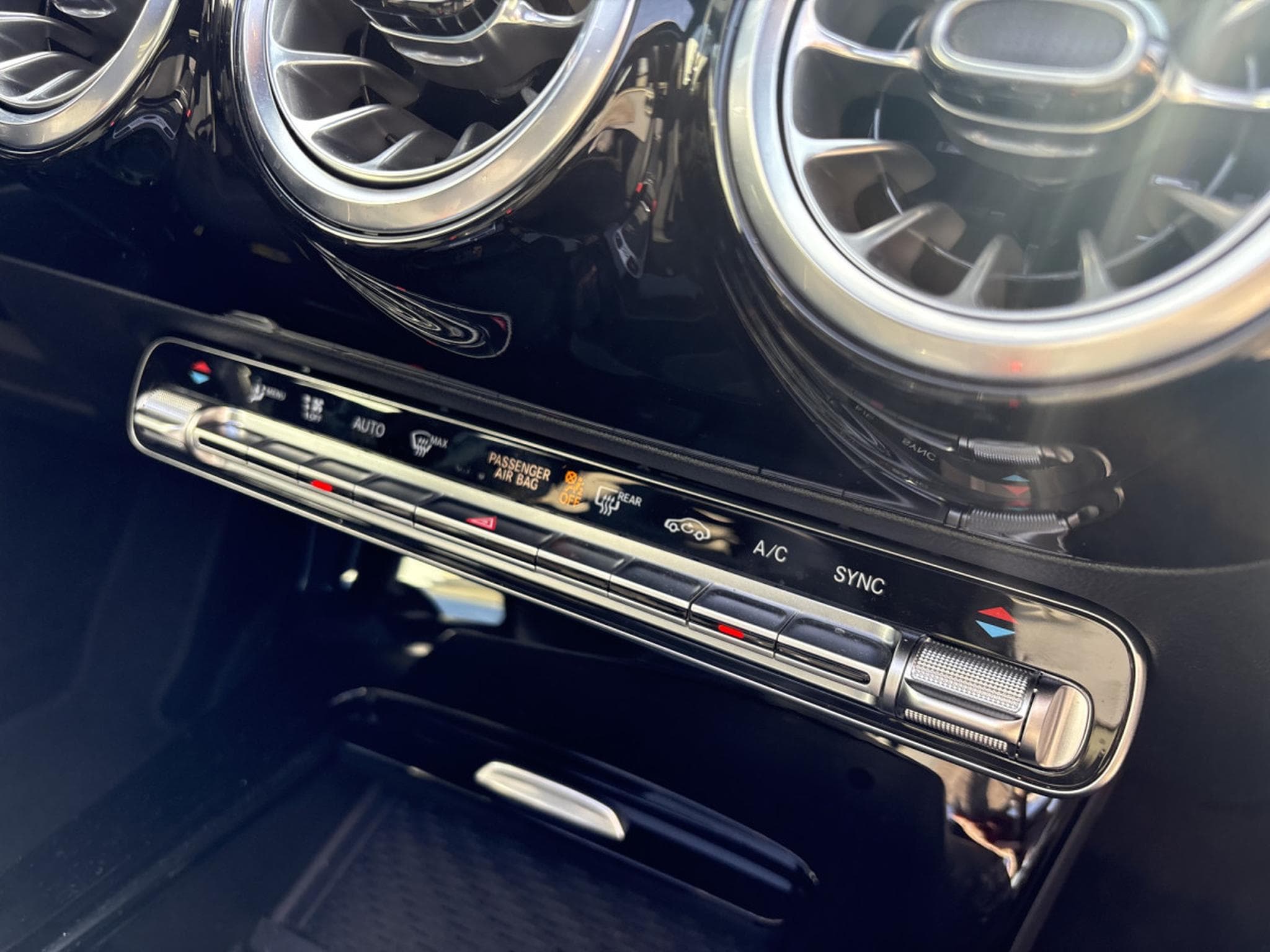 Mercedes A 180 AMG LINE * CAMERA 360 * PANORAMA * 7G-DCT (2024) - Foto 8