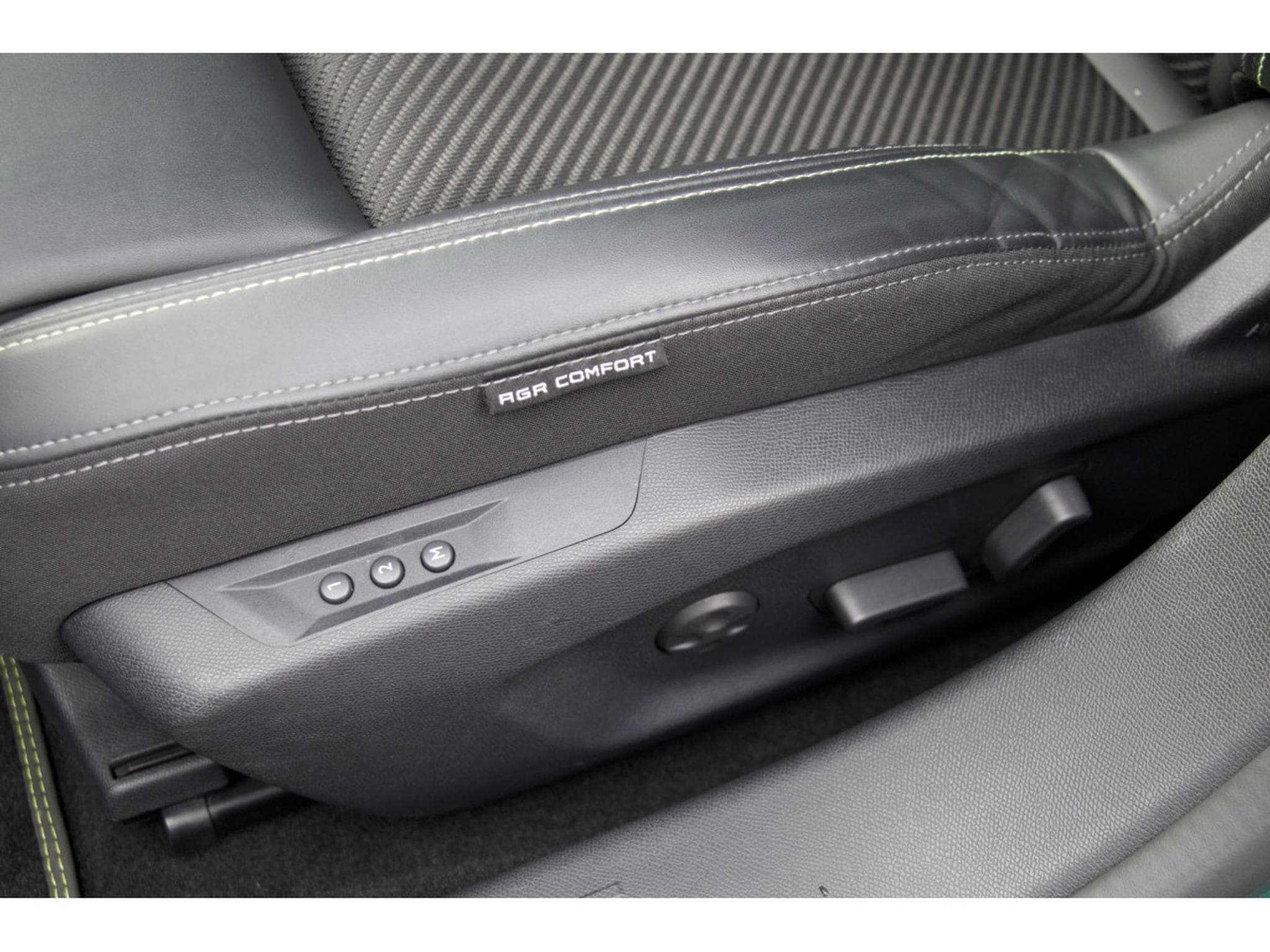 Peugeot 308 SW BlueHDi 130 GT ACC AHK Pano Massage Focal (2024) - Foto 13