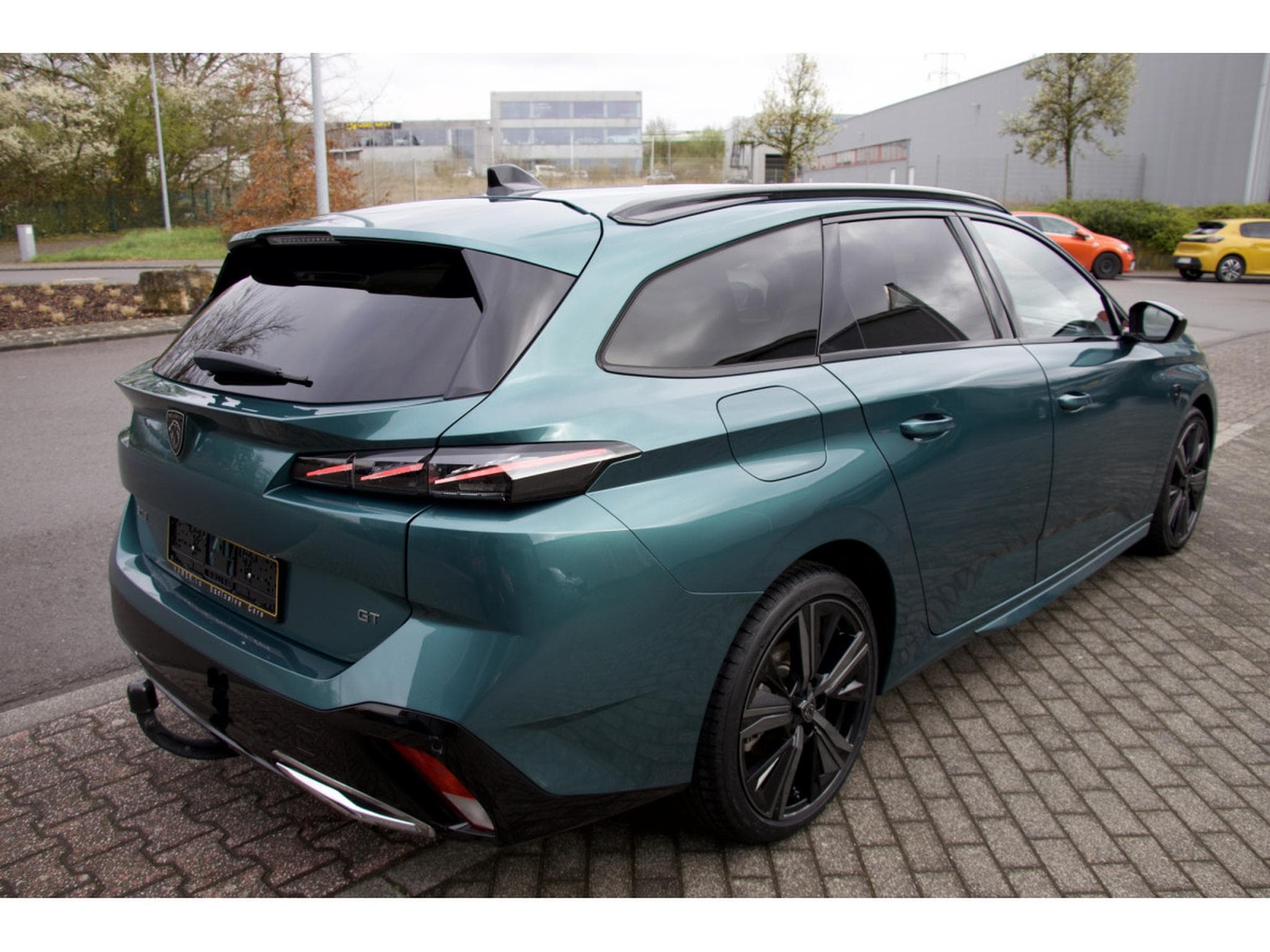 Peugeot 308 SW BlueHDi 130 GT ACC AHK Pano Massage Focal (2024) - Foto 4