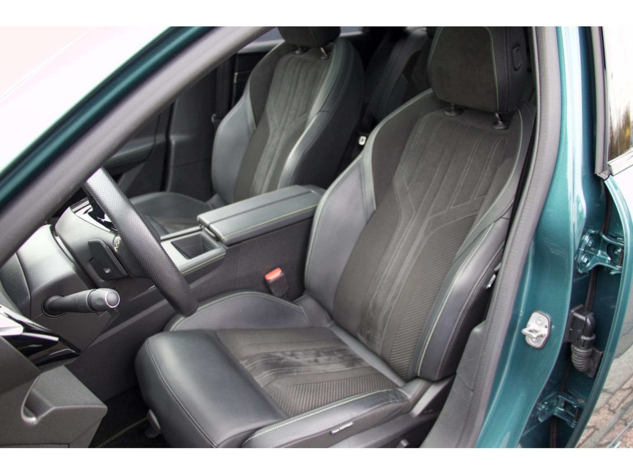 Peugeot 308 SW BlueHDi 130 GT ACC AHK Pano Massage Focal (2024) - Foto 6