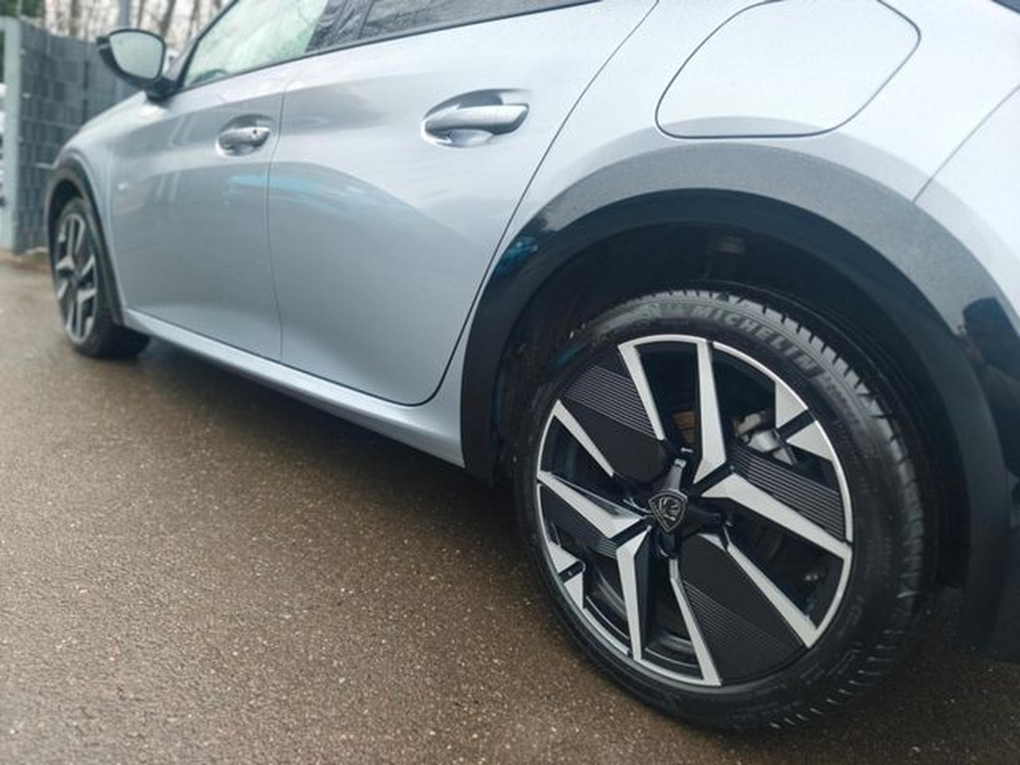 Peugeot 208 208  GT HYBRID*NAVI*PANORAMA*KAMERA*GARANTIE* (2024) - Photo 10