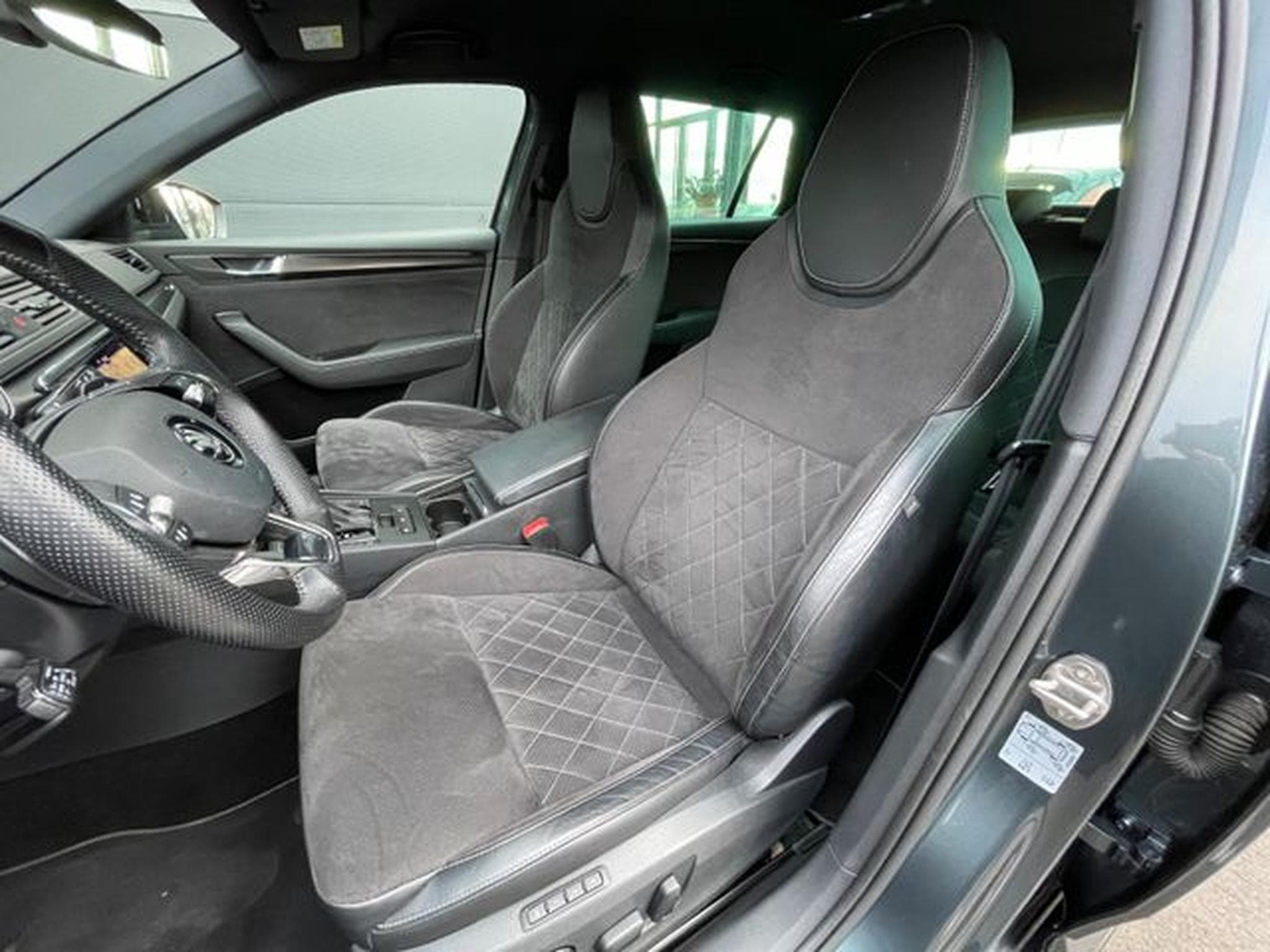 Skoda Superb Superb 2,0TDi Kombi Sportline 19" Matrix Alcant. (2022) - Photo 10