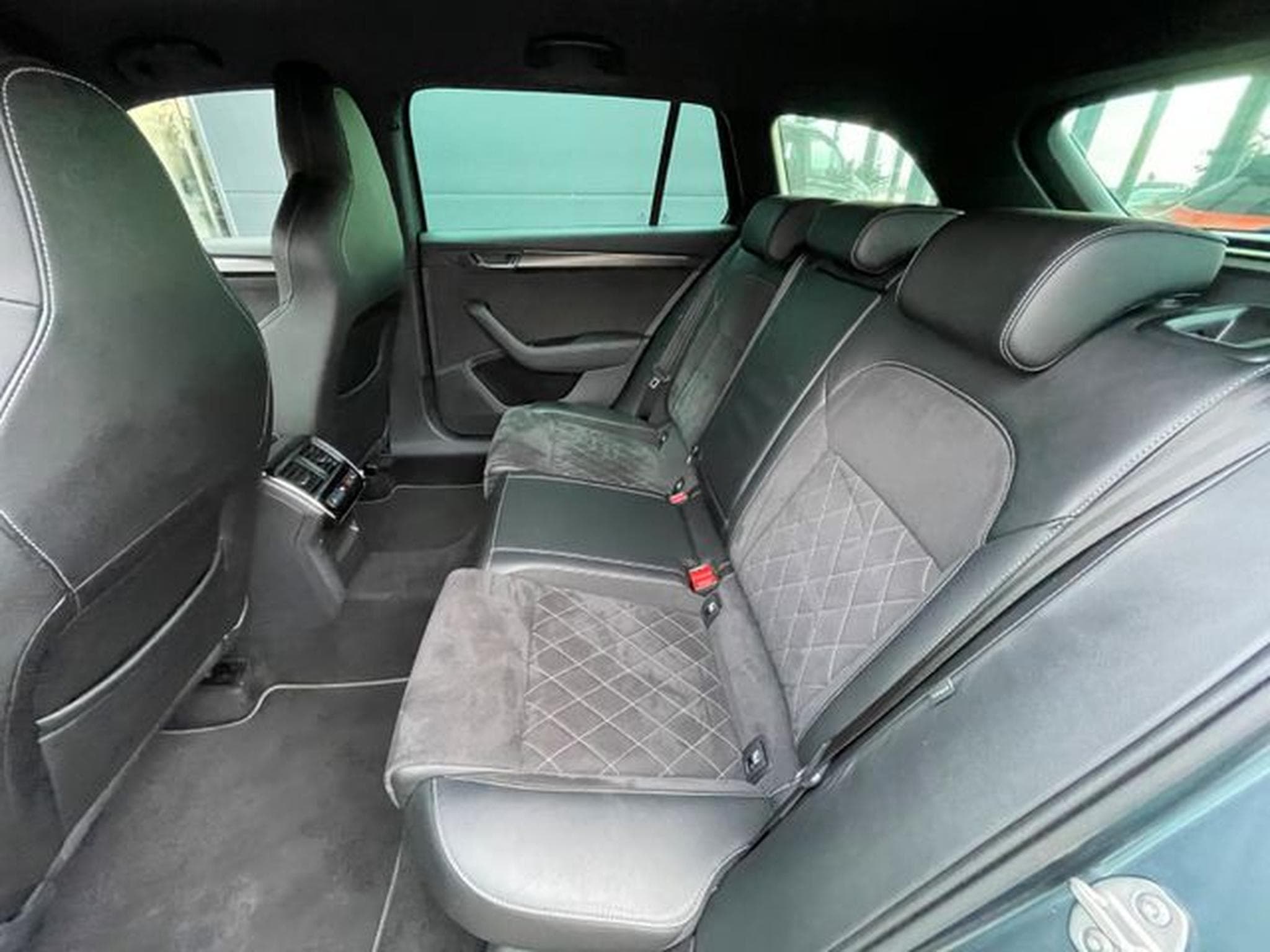 Skoda Superb Superb 2,0TDi Kombi Sportline 19" Matrix Alcant. (2022) - Photo 12