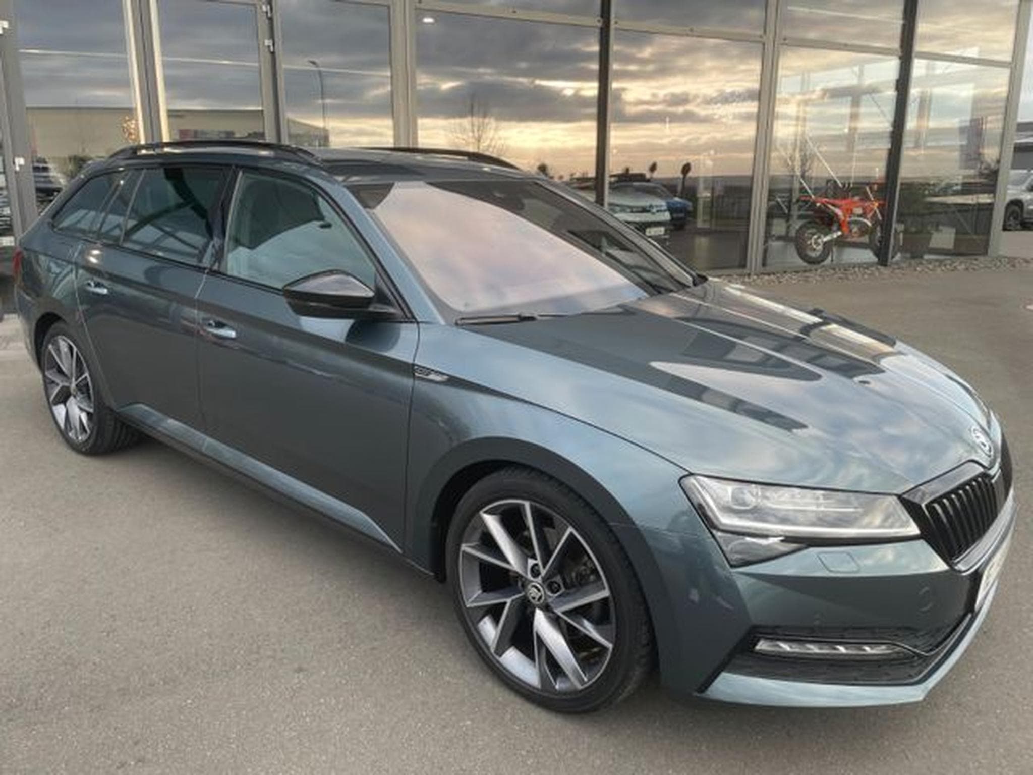 Skoda Superb Superb 2,0TDi Kombi Sportline 19" Matrix Alcant. (2022) - Photo 4