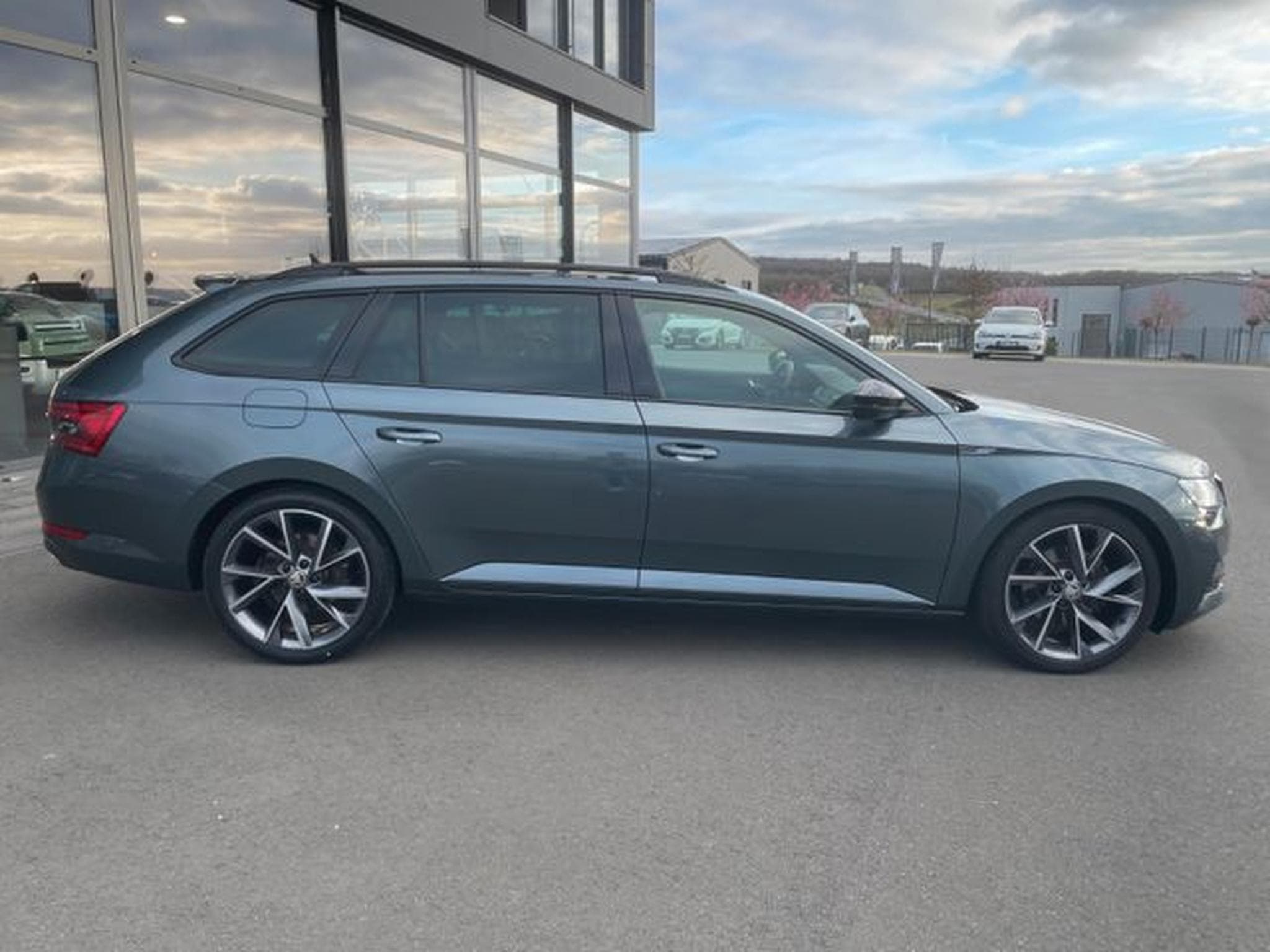Skoda Superb Superb 2,0TDi Kombi Sportline 19" Matrix Alcant. (2022) - Photo 5