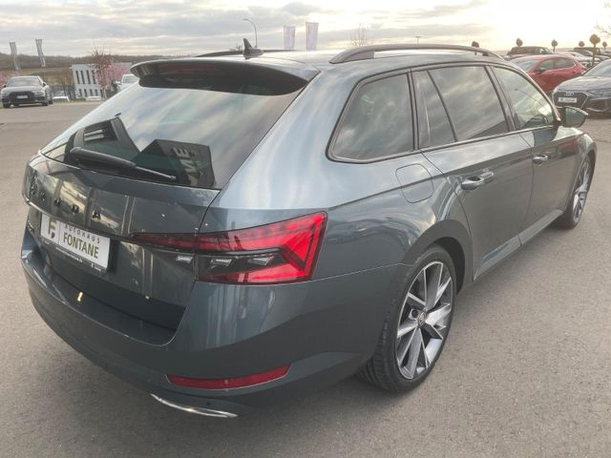 Skoda Superb Superb 2,0TDi Kombi Sportline 19" Matrix Alcant. (2022) - Photo 6