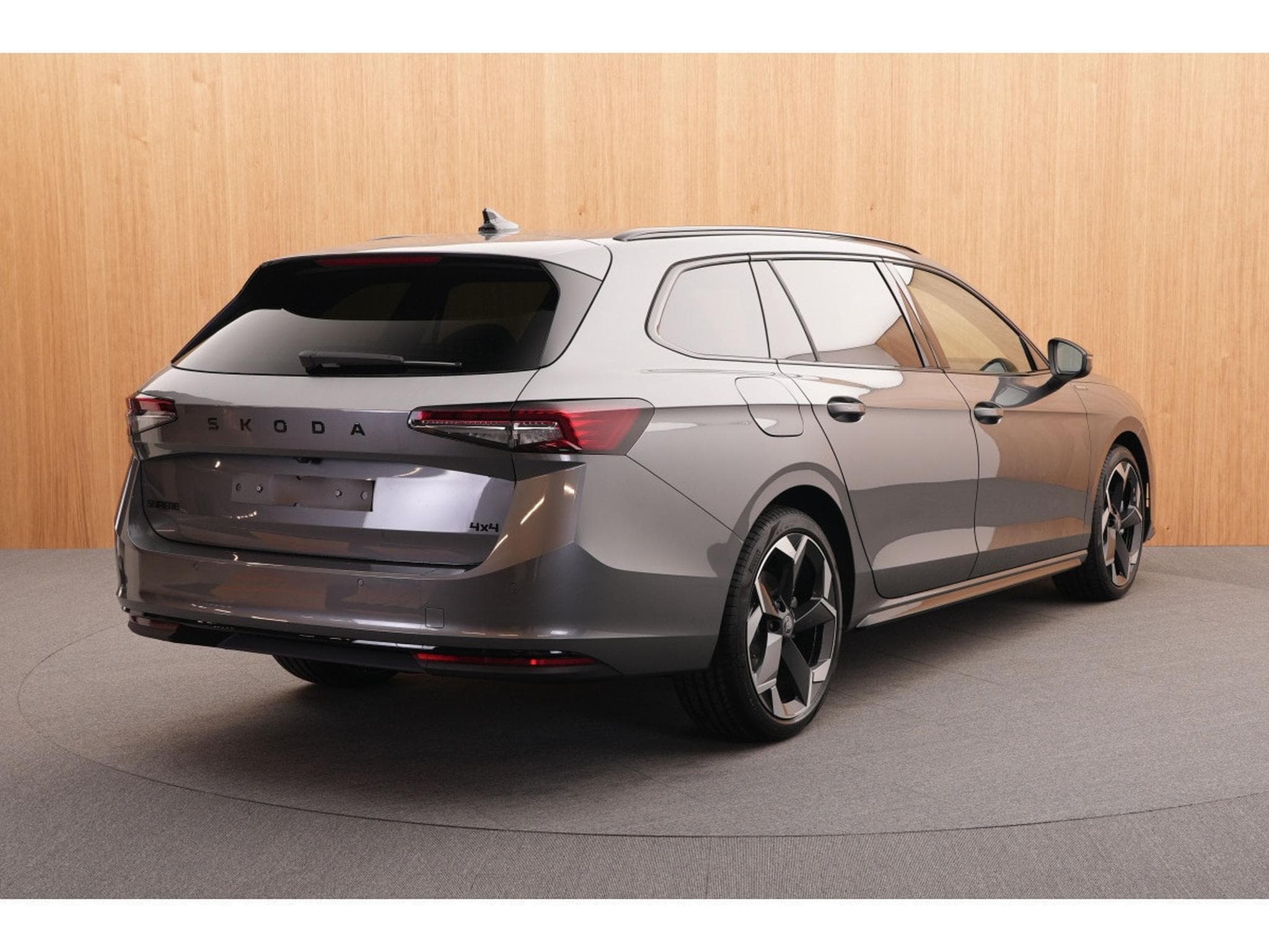 Skoda Superb Combi Sportline 2.0 TDI DSG7 110kW-150CV - DCC+ - Attelage - (2025) - Foto 6