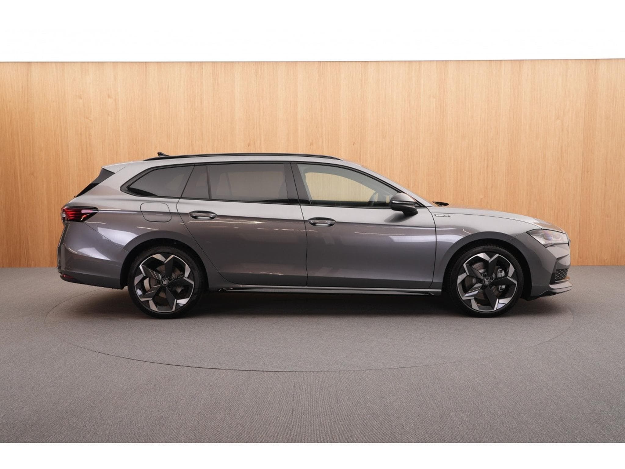 Skoda Superb Combi Sportline 2.0 TDI DSG7 110kW-150CV - DCC+ - Attelage - (2025) - Foto 7