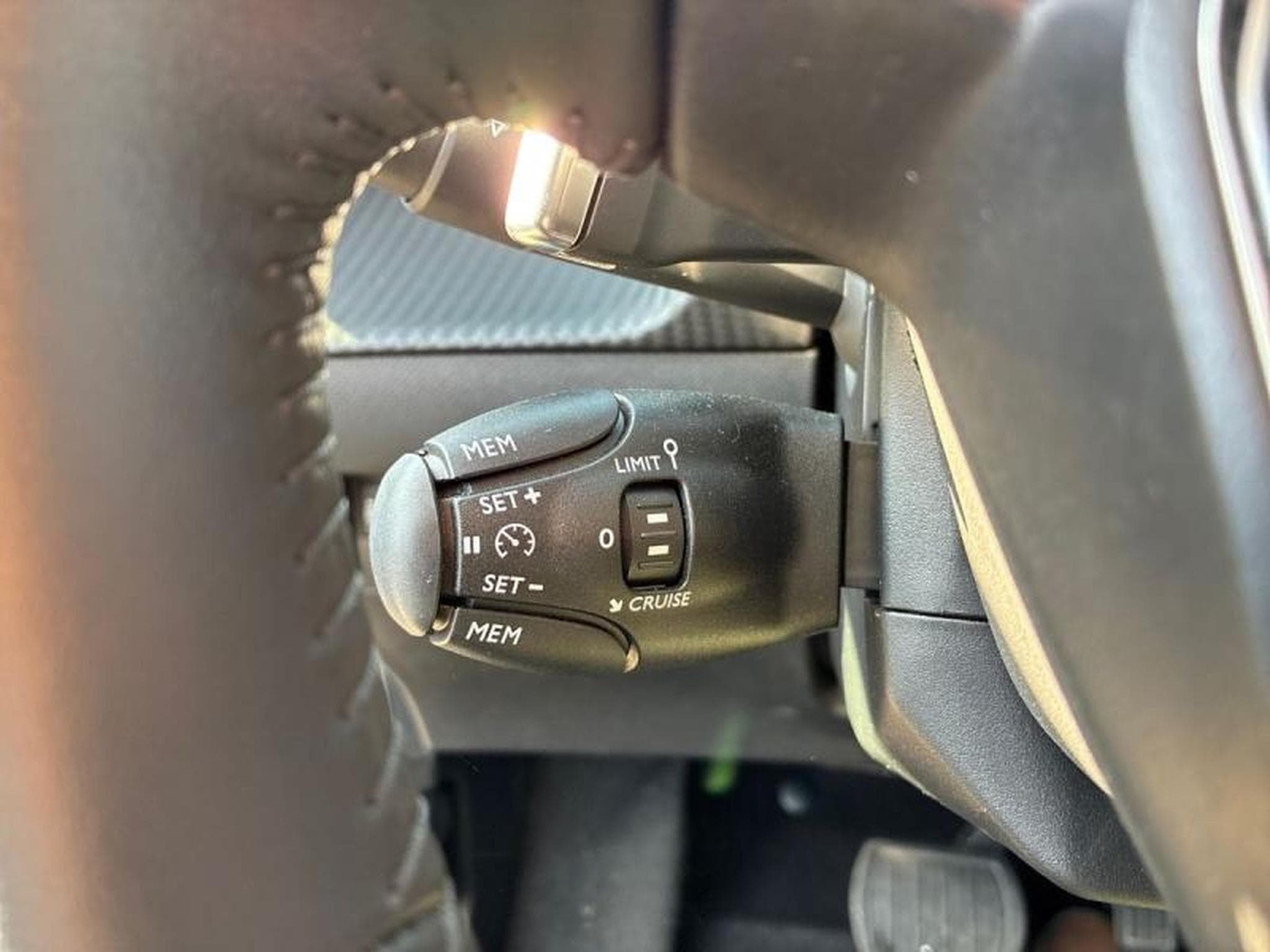 PEUGEOT 208 1.2 Hybrid 100ch Allure e-DCS6 (2024) - Foto 12