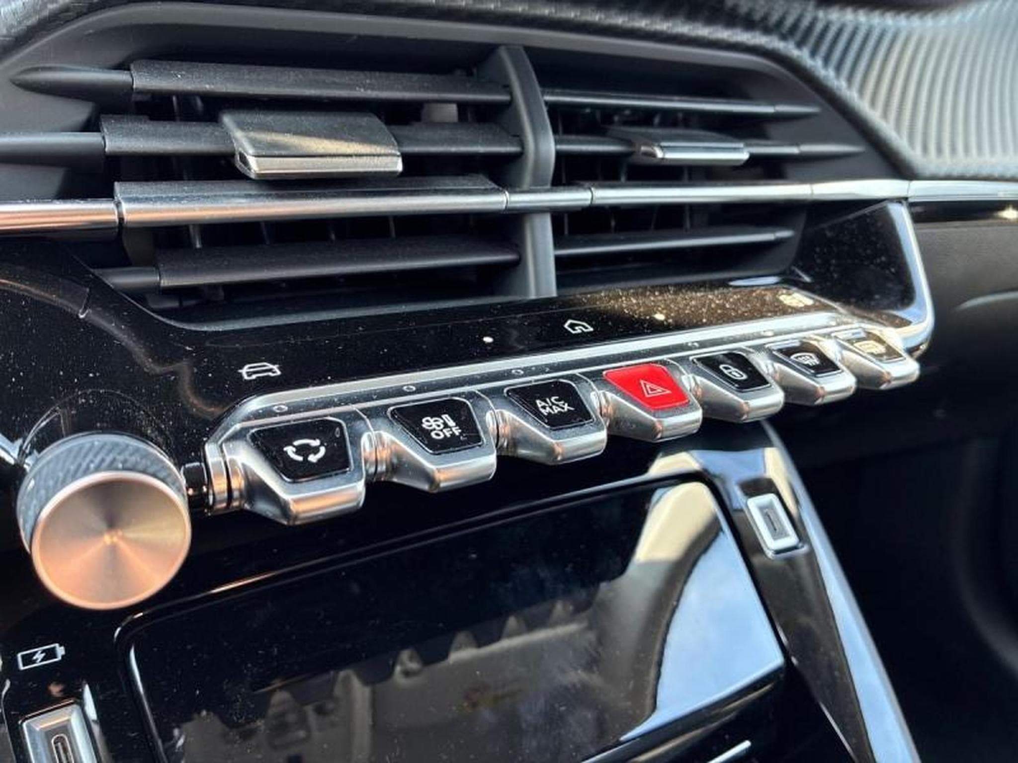 PEUGEOT 208 1.2 Hybrid 100ch Allure e-DCS6 (2024) - Foto 8