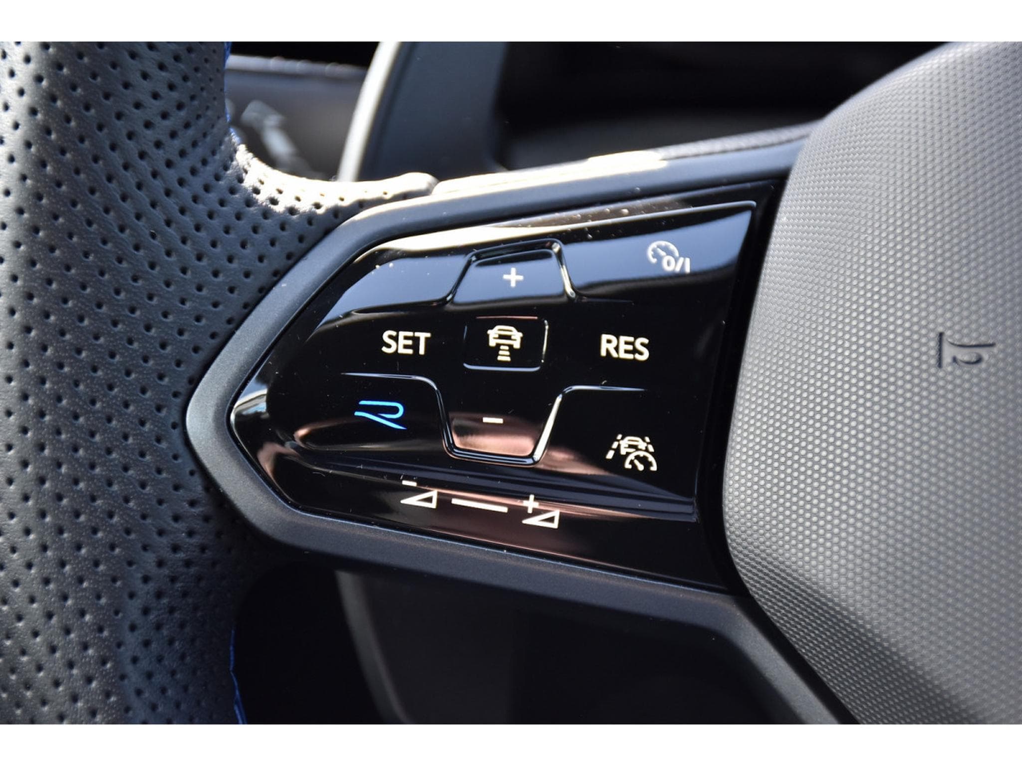 VW Golf R 2.0 TSI 4Motion DSG TRAVEL SIDE HARMAN/KARDON JA19 1° MAIN (2024) - Photo 21