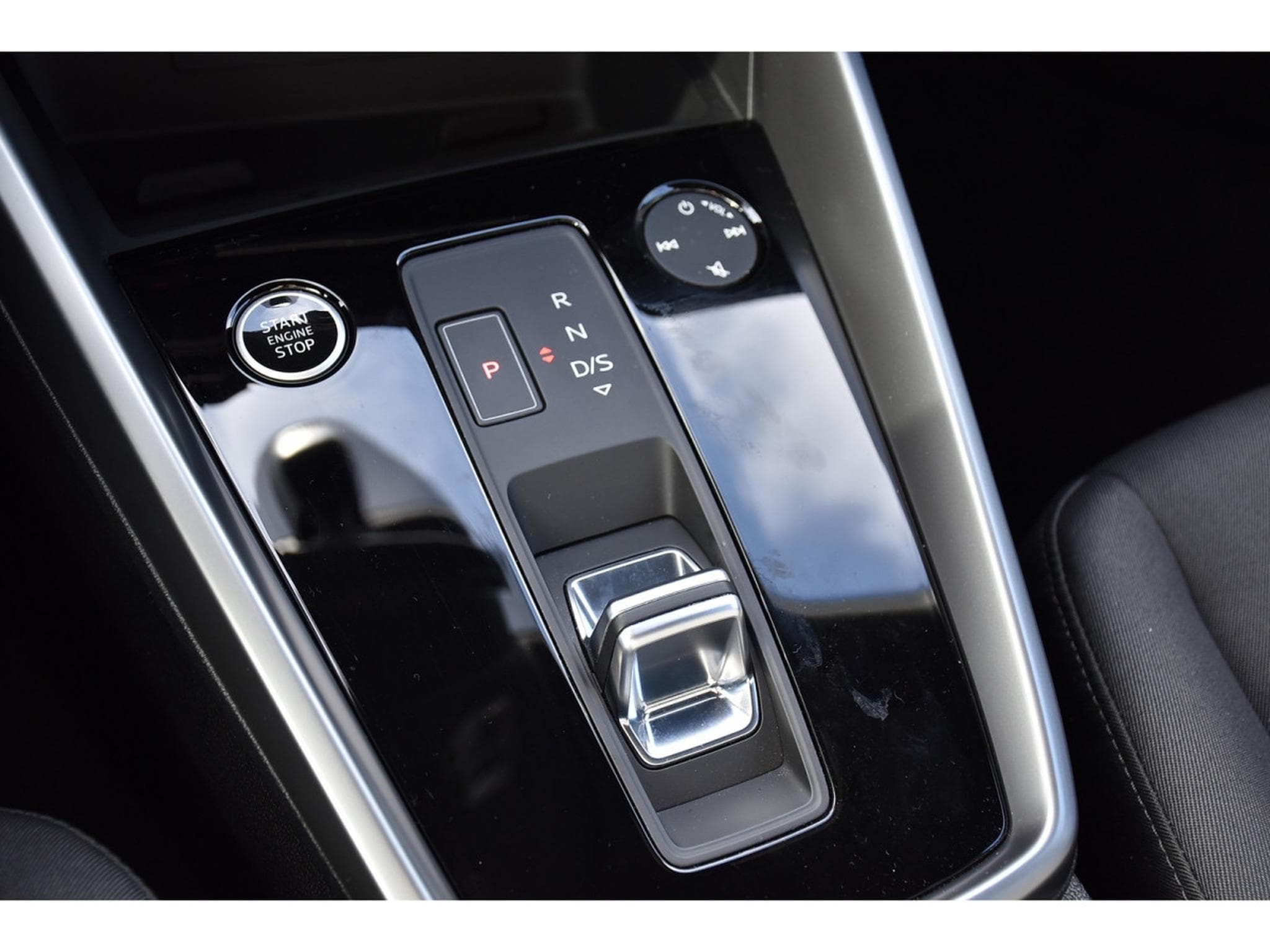 Audi A3 Sportback 40 TFSIe PHEV S-Tronic REGUL GPS LANE PARK 1° MAIN (2024) - Photo 19