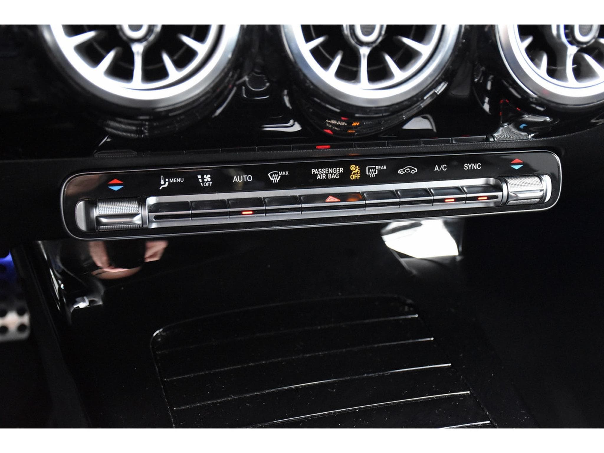 Mercedes A 200 AMG Line 7G DISTRONIC KEYLESS CAM NIGHT MIDLINE 1° MAIN (2023) - Photo 19