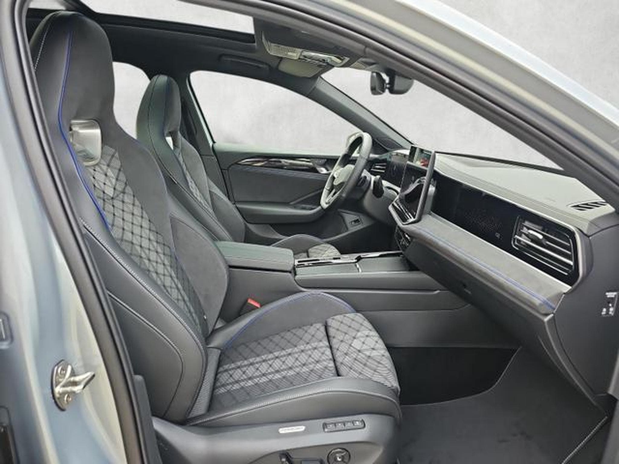 VW Passat Variant 2.0 TDI 142 kW 4Motion R-Line (2025) - Photo 10