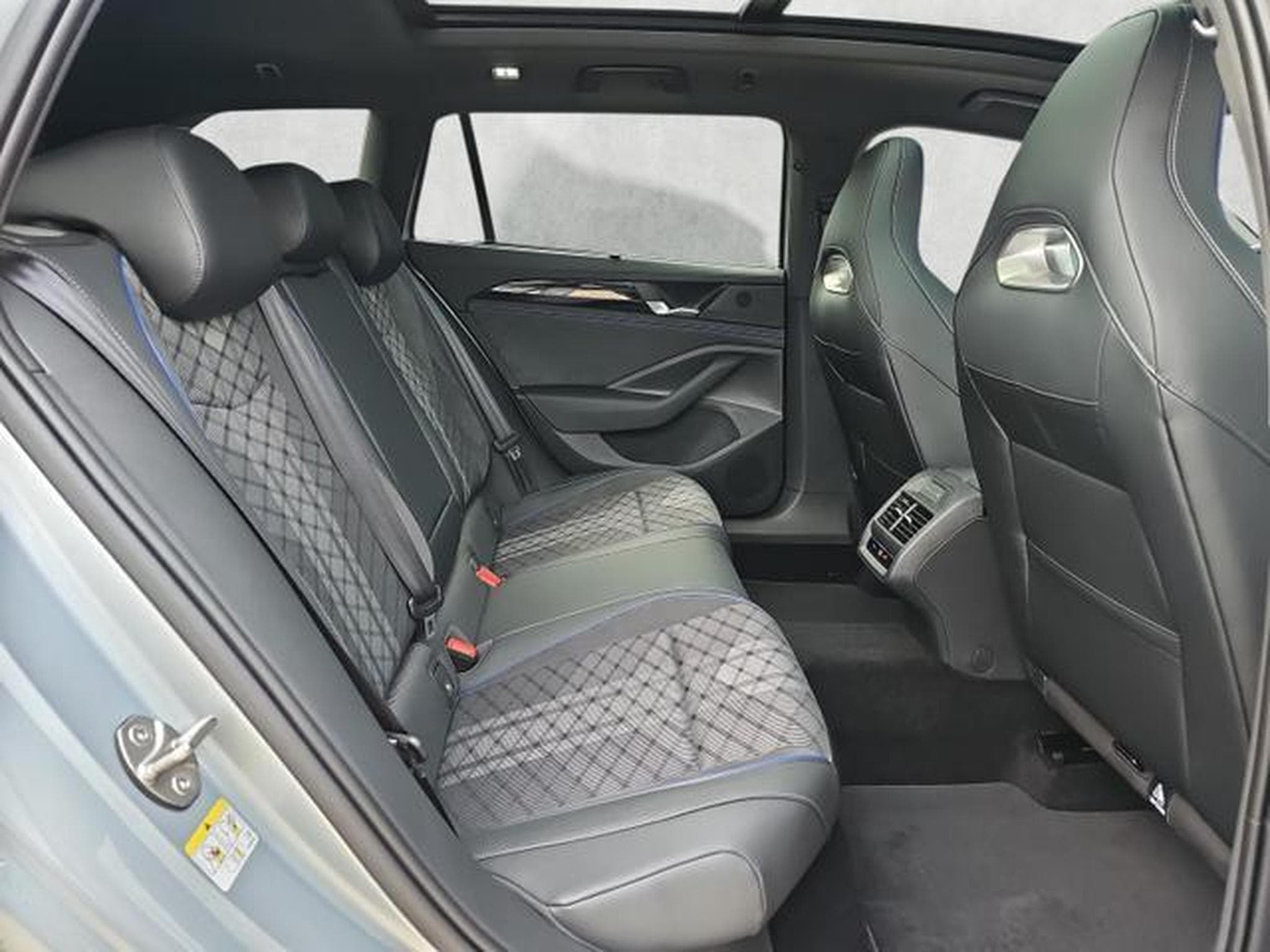 VW Passat Variant 2.0 TDI 142 kW 4Motion R-Line (2025) - Photo 13