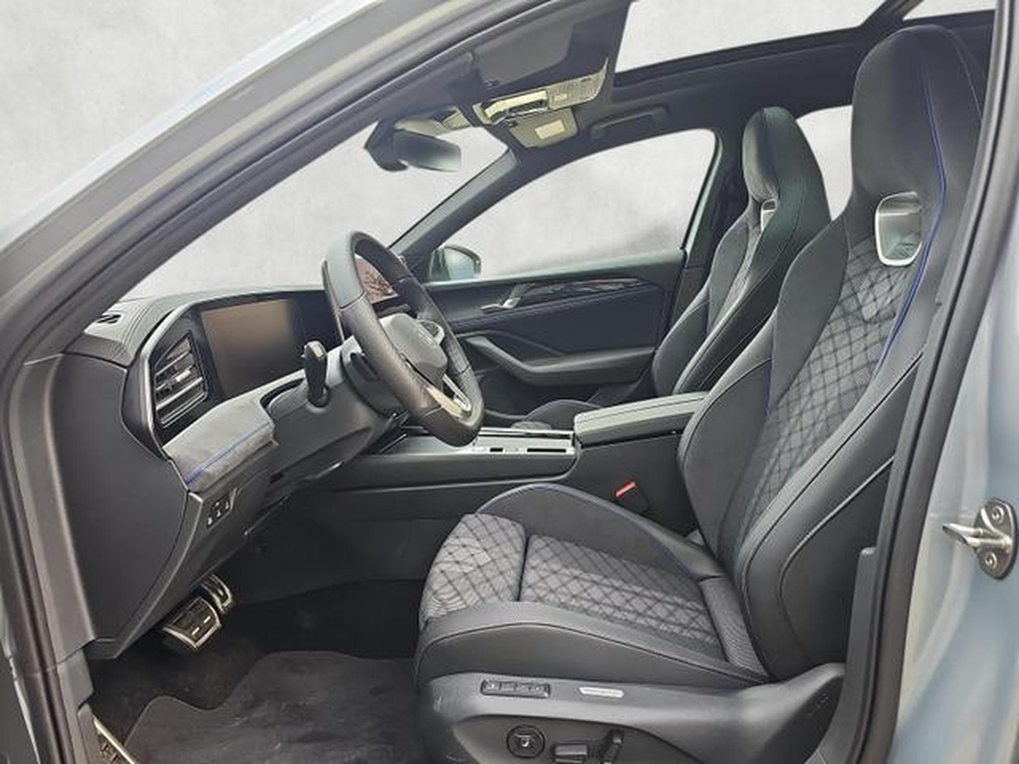 VW Passat Variant 2.0 TDI 142 kW 4Motion R-Line (2025) - Photo 9