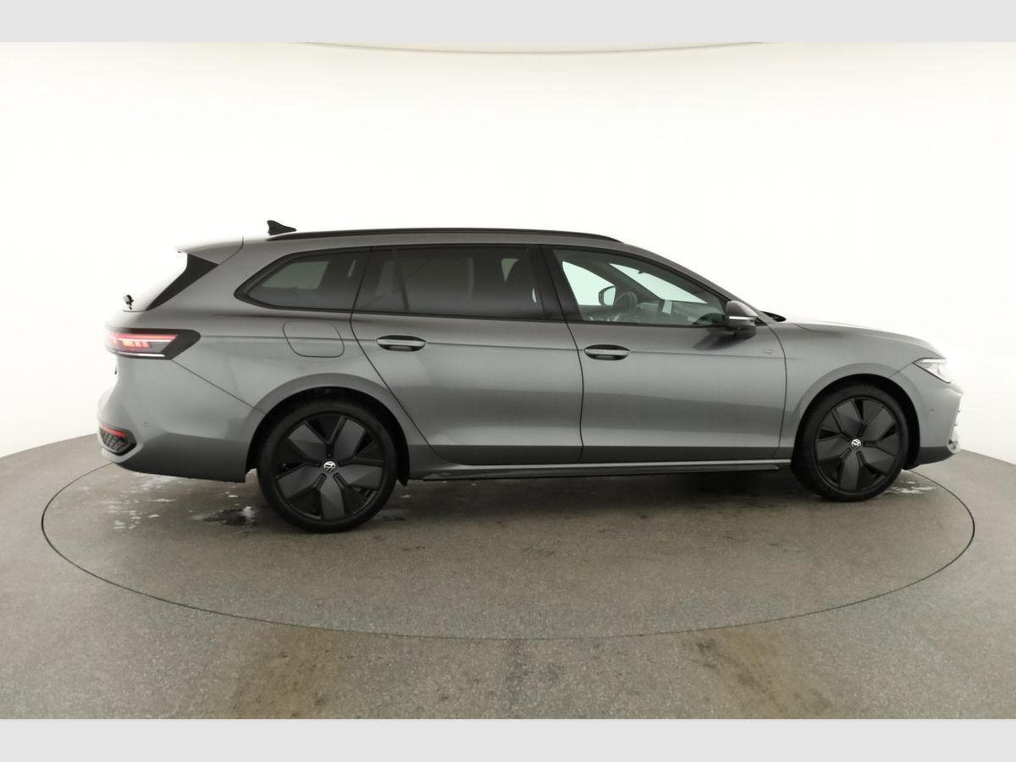 VW Passat Variant 2.0 TDI 142 kW 4Motion R-Line (2026) - Photo 21