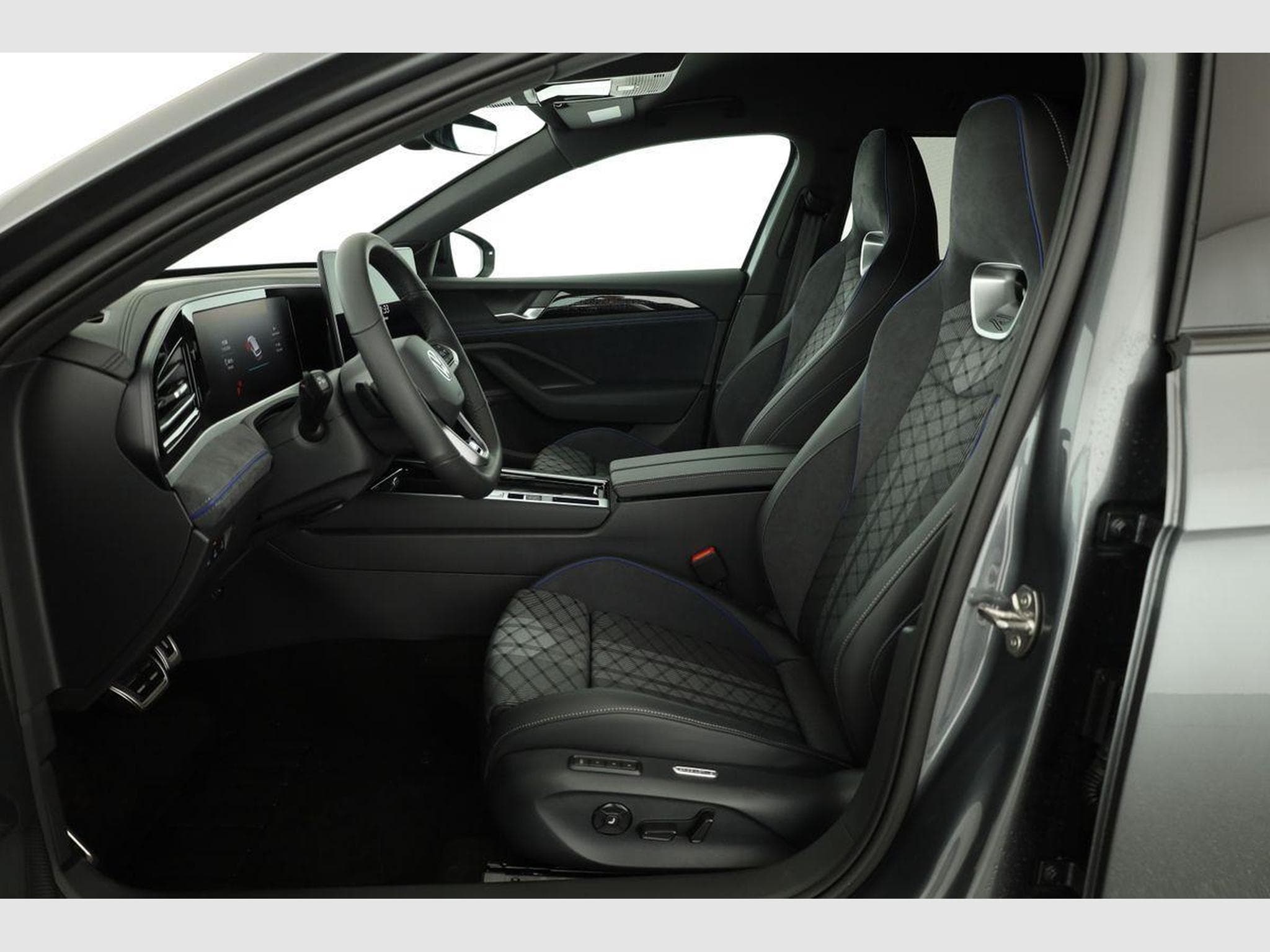 VW Passat Variant 2.0 TDI 142 kW 4Motion R-Line (2026) - Photo 9